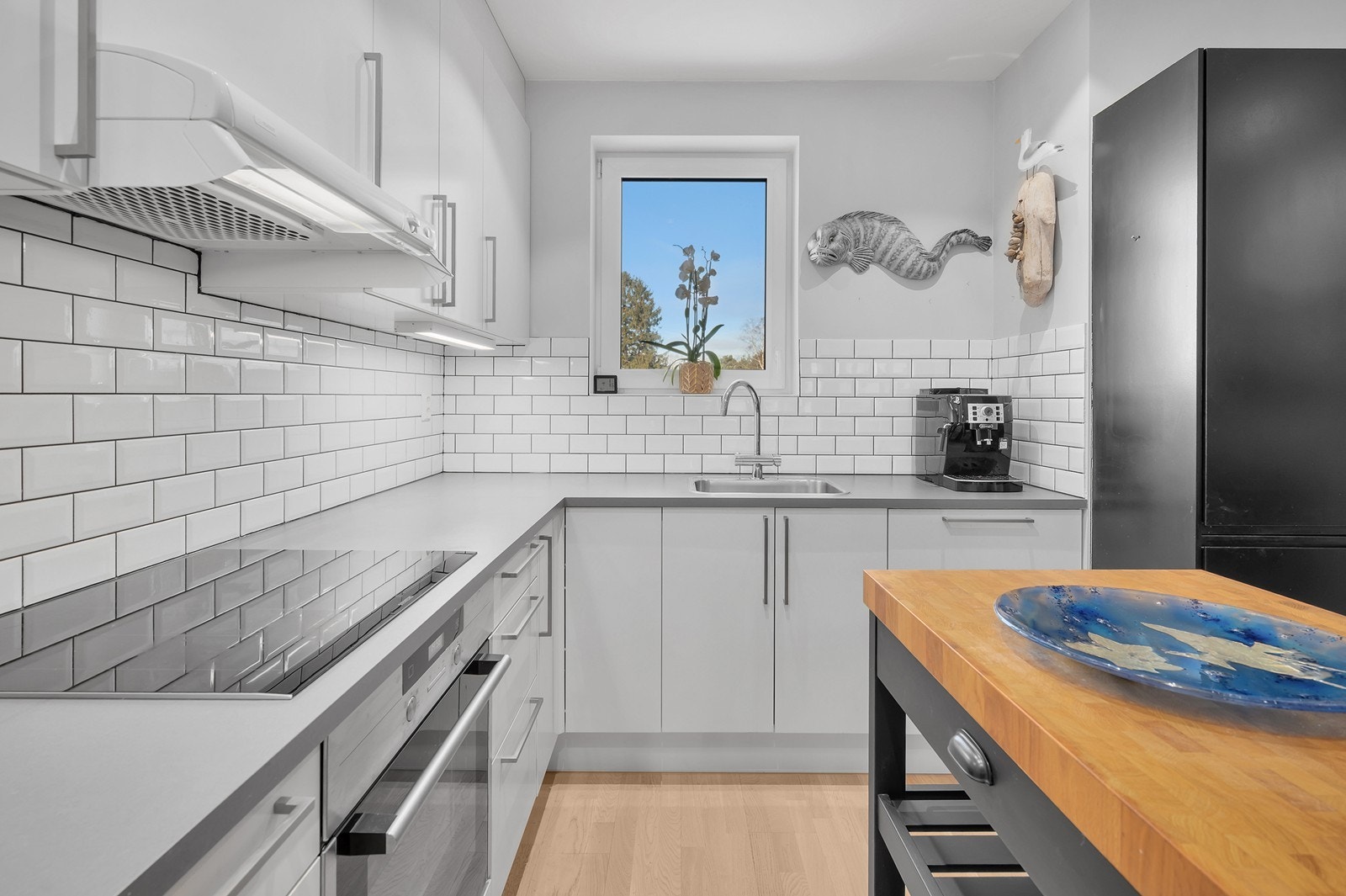 Flott kjøkken med god skap- og benkeplass. Galleribilde