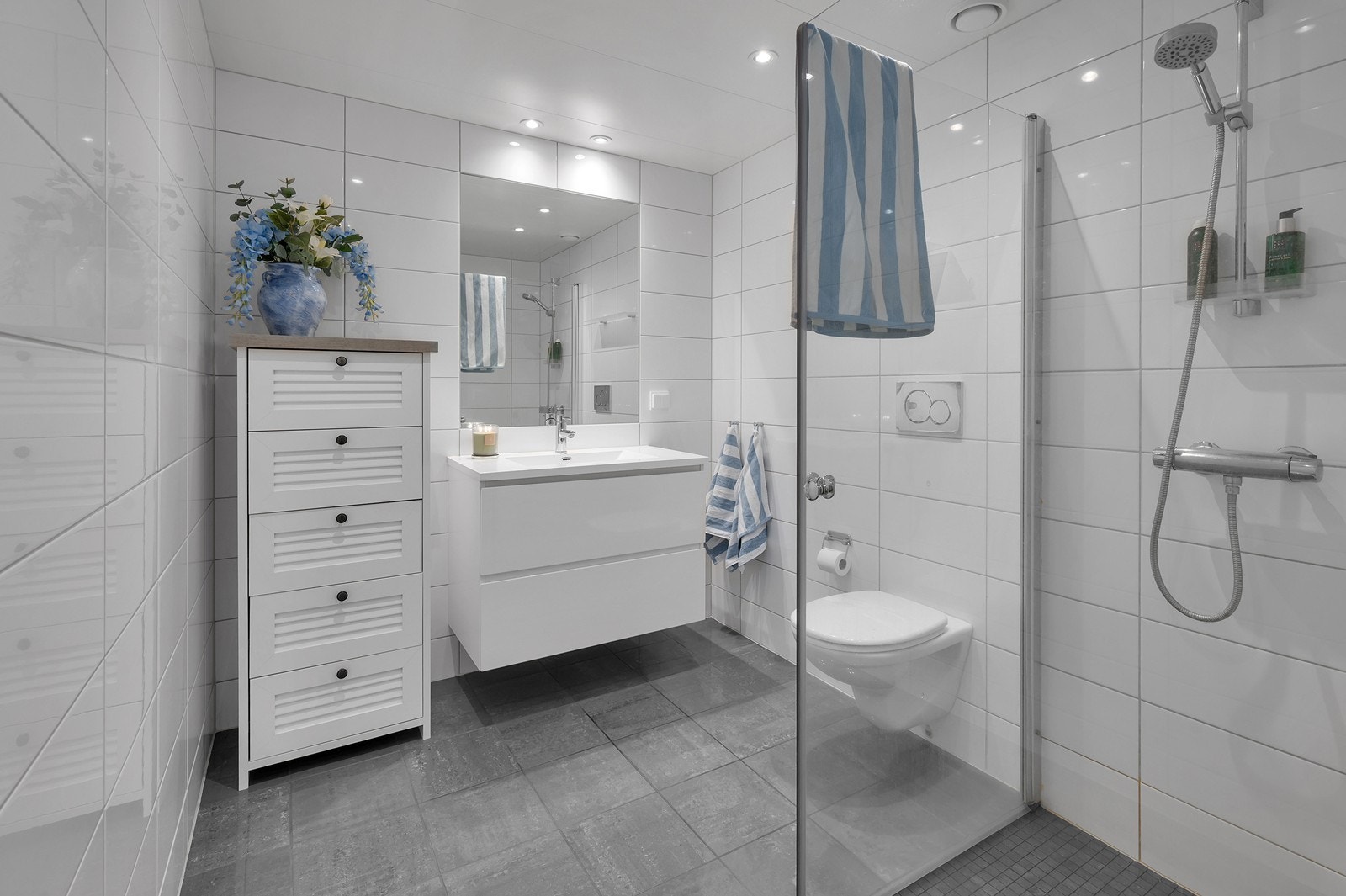 Pent fliselagt bad. Galleribilde