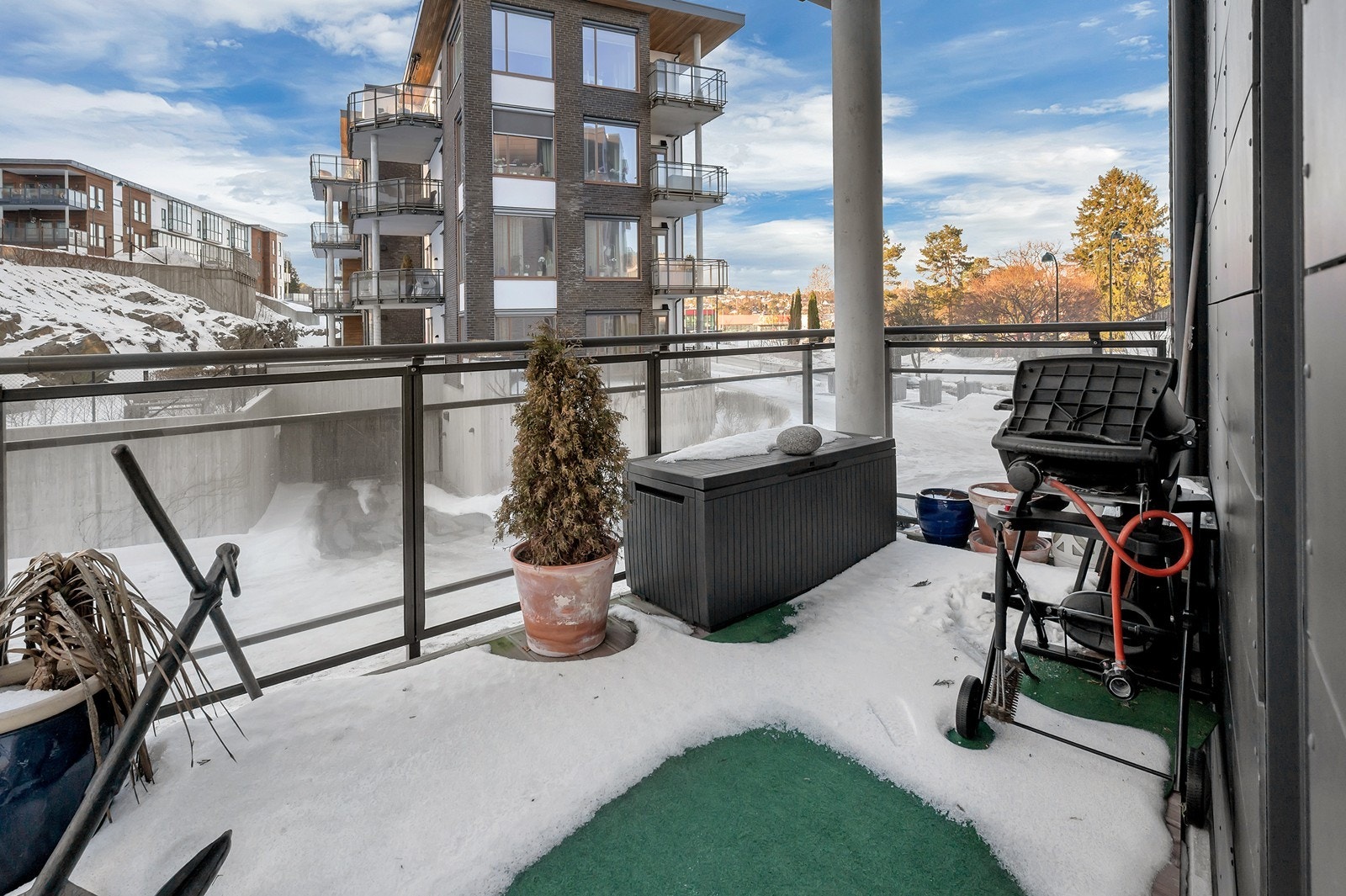 Sjøen ligger knappe 500 meter unna leiligheten og byr på strand, sandvolleyballbane og flere herlige turmuligheter. Galleribilde