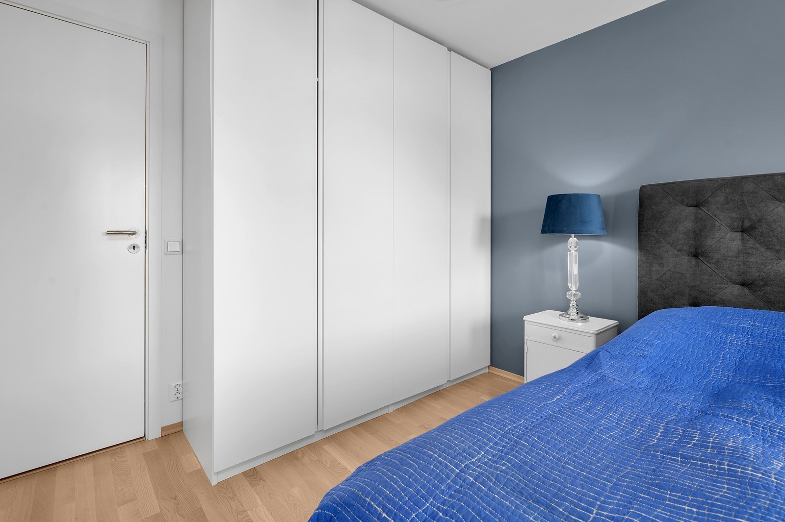 God plass til dobbeltseng, kommode og garderobe. Galleribilde