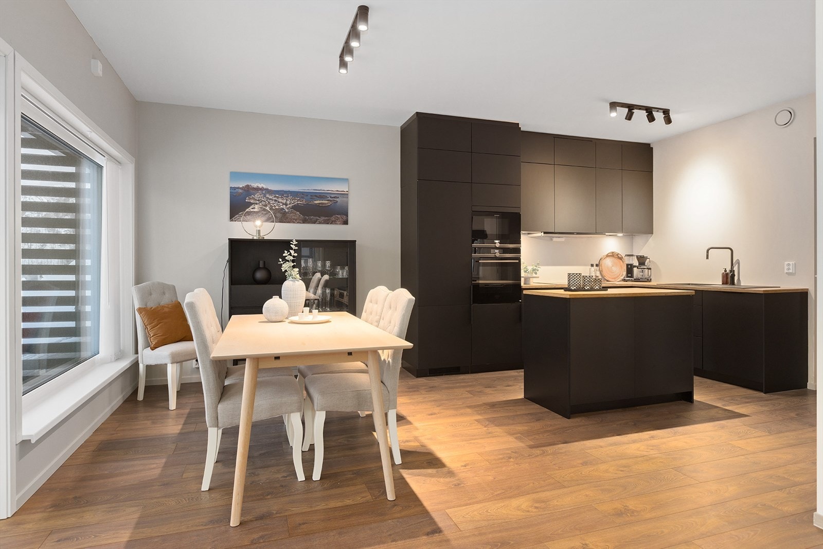 Åpen løsning mellom stue og kjøkken Galleribilde