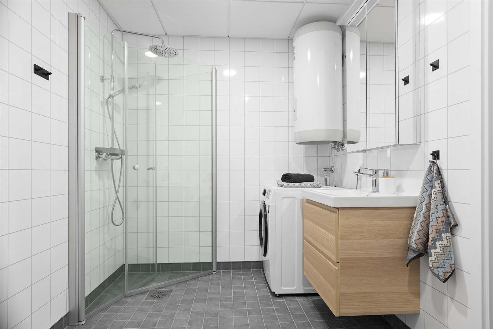 Bad med innfellbare glassdører og opplegg til vaskemaskin Galleribilde