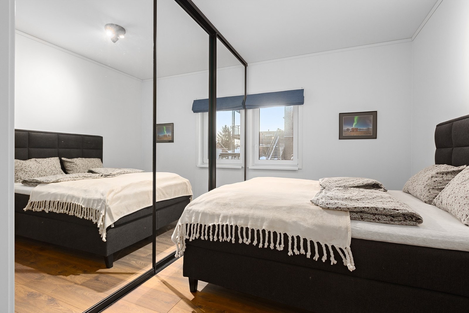 Soverom med stor garderobe med speilfronter Galleribilde