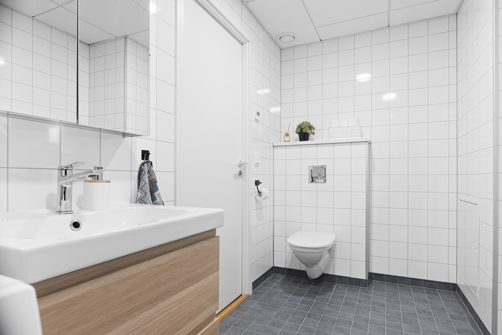 Flott innredning med skuffer under servant - Vegghengt toalett Galleribilde