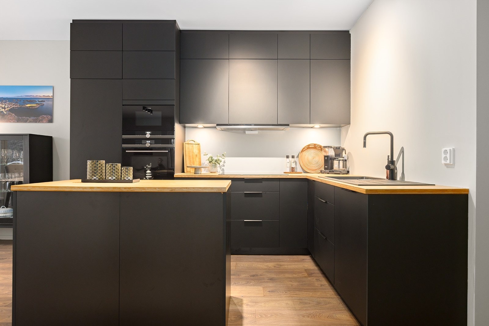 Man får veldig god benkeplass da det er satt inn kjøkkenøy Galleribilde