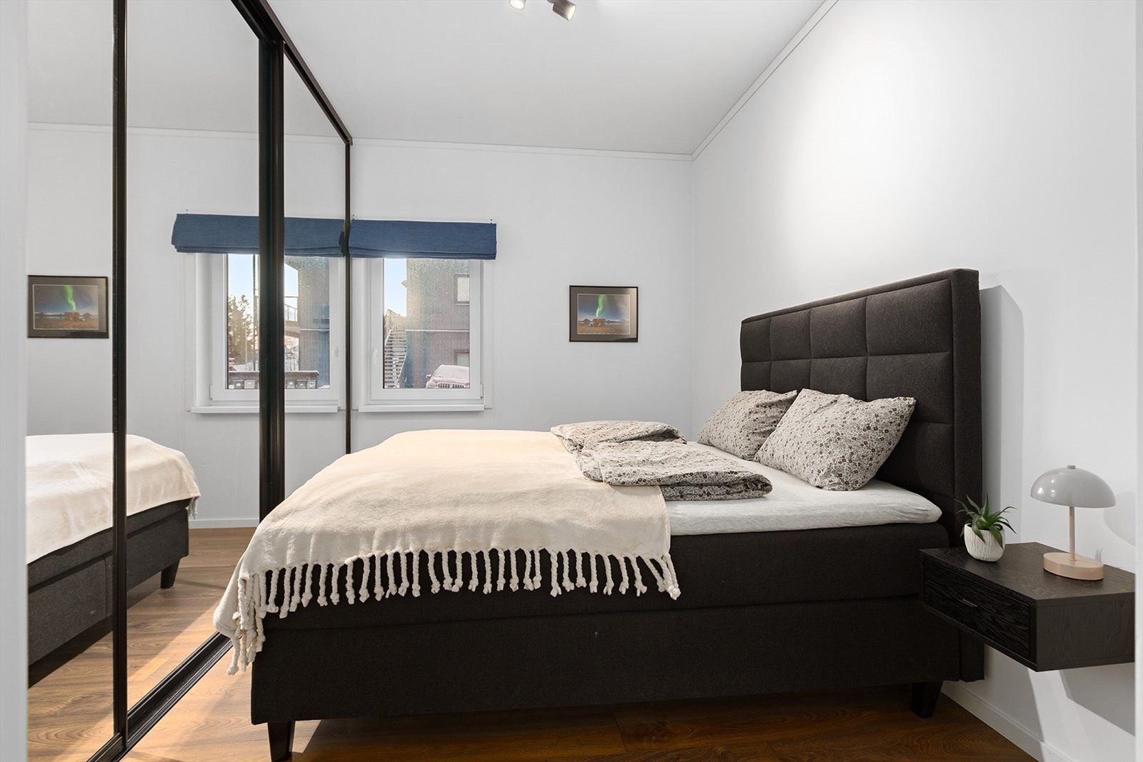 Soverom med stor garderobe med speilfronter Galleribilde