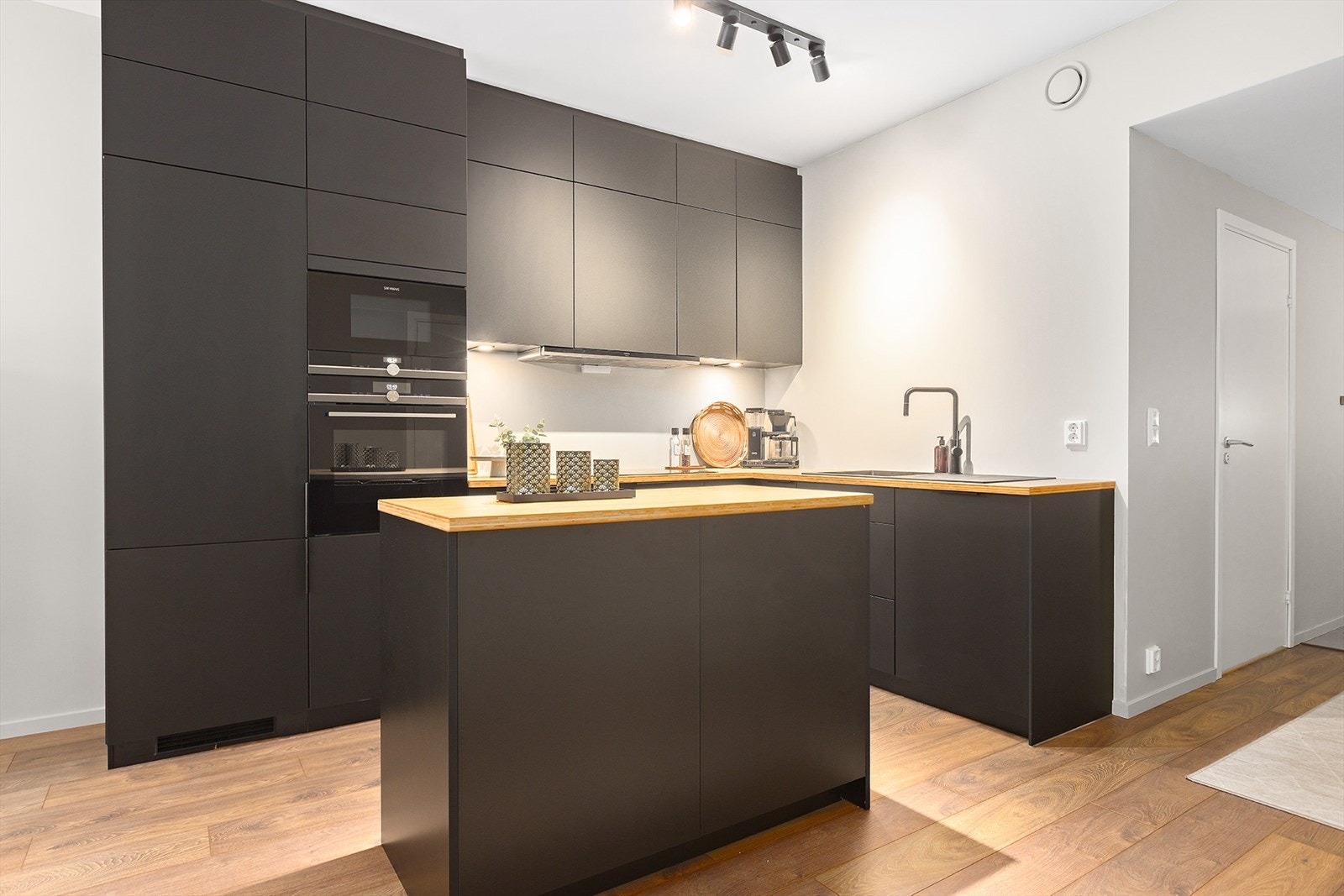 Påkostet kjøkken med integrerte hvitevarer Galleribilde