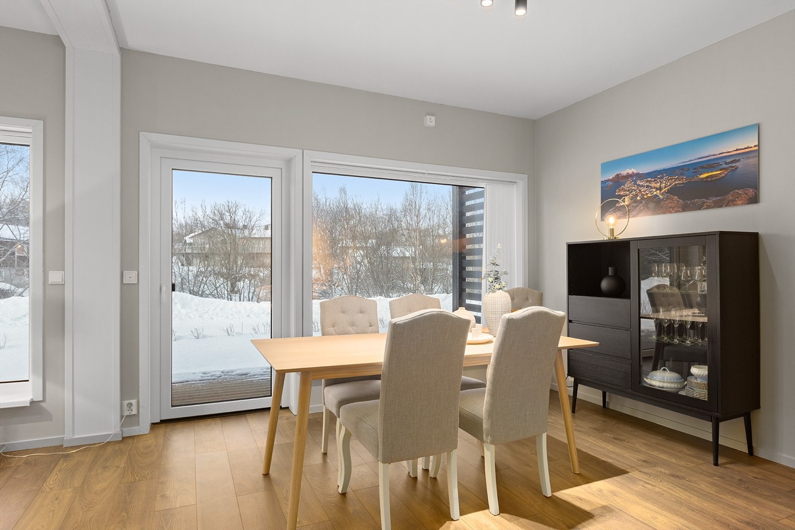 Spisestue med utgang til terrasse Galleribilde