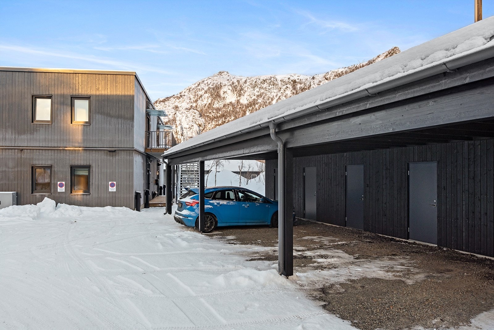 Det følger med parkeringsplass i carport Galleribilde