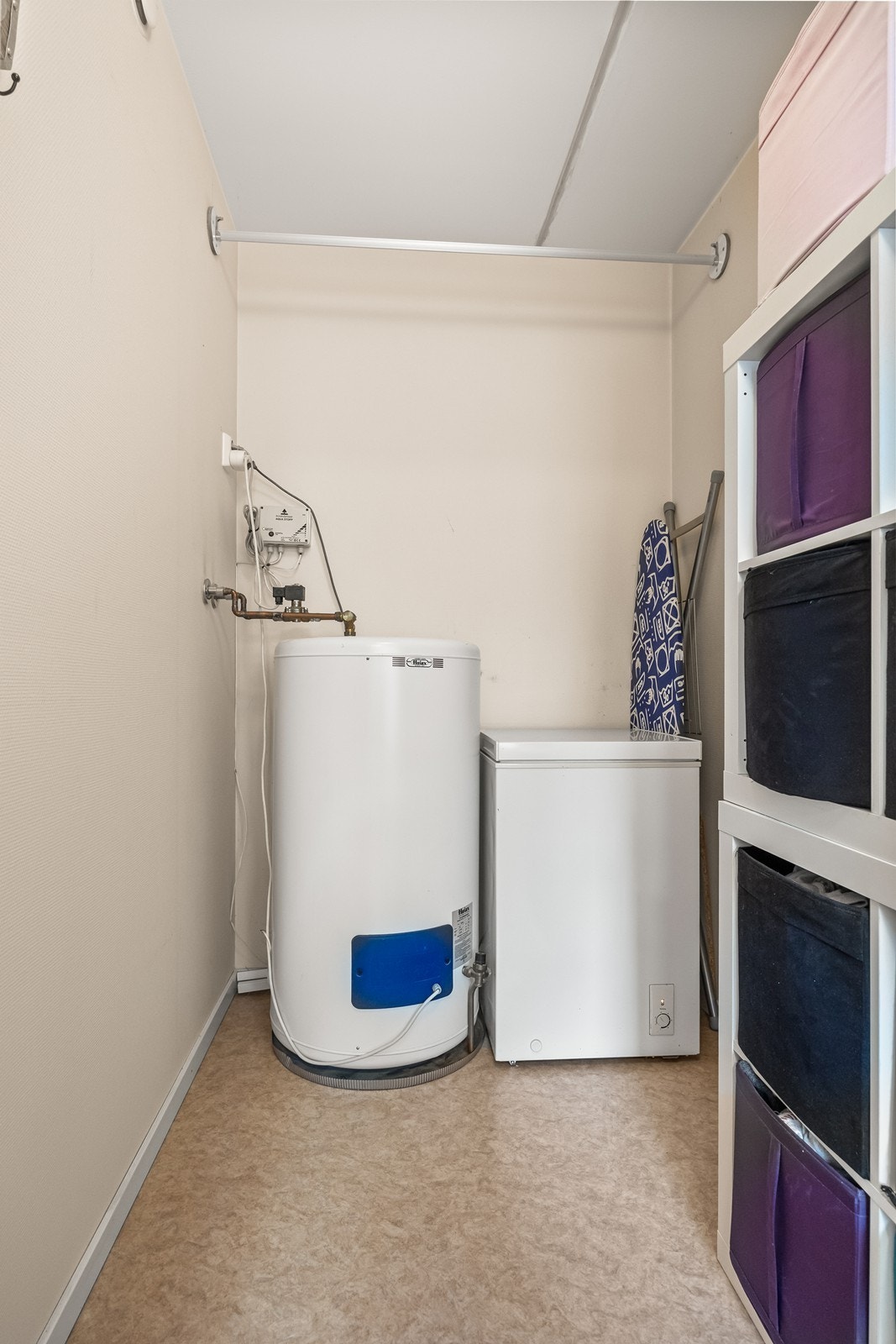 Et praktisk teknisk rom gir ekstra lagringsplass og huser varmtvannsberederen Galleribilde