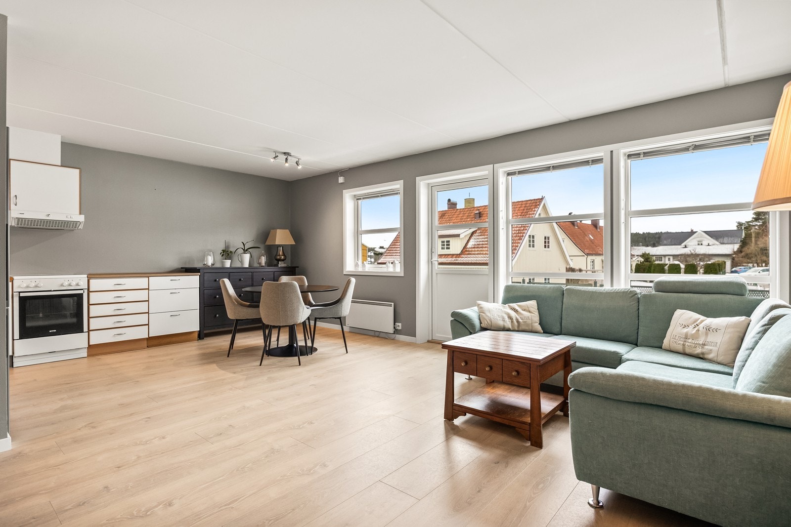 Leiligheten har en åpen og sosial løsning mellom stue og kjøkken, med utgang til balkong Galleribilde
