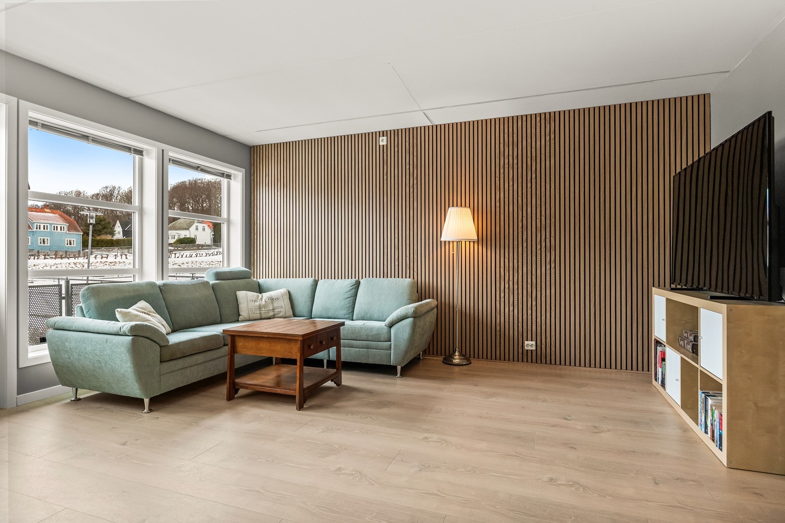 Leiligheten er pen og innbydende, bl.a. med en moderne spilevegg i stuen Galleribilde