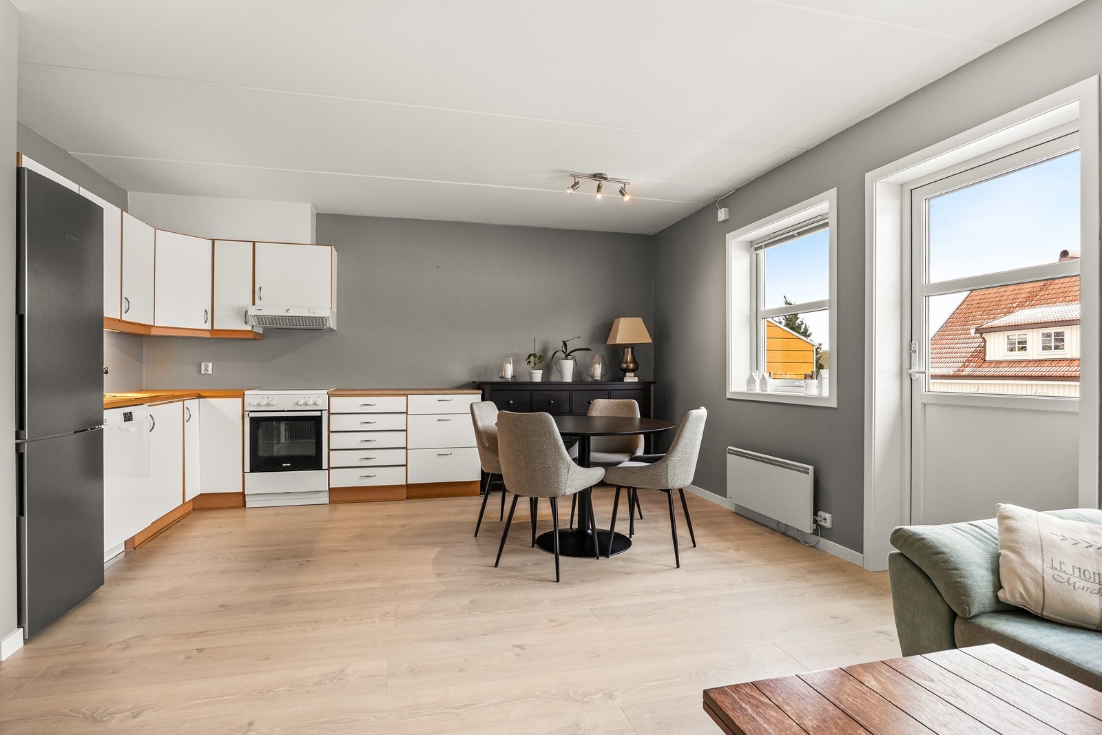 Det kombinerte stue- og kjøkkenarealet gir fleksible møbleringsmuligheter Galleribilde