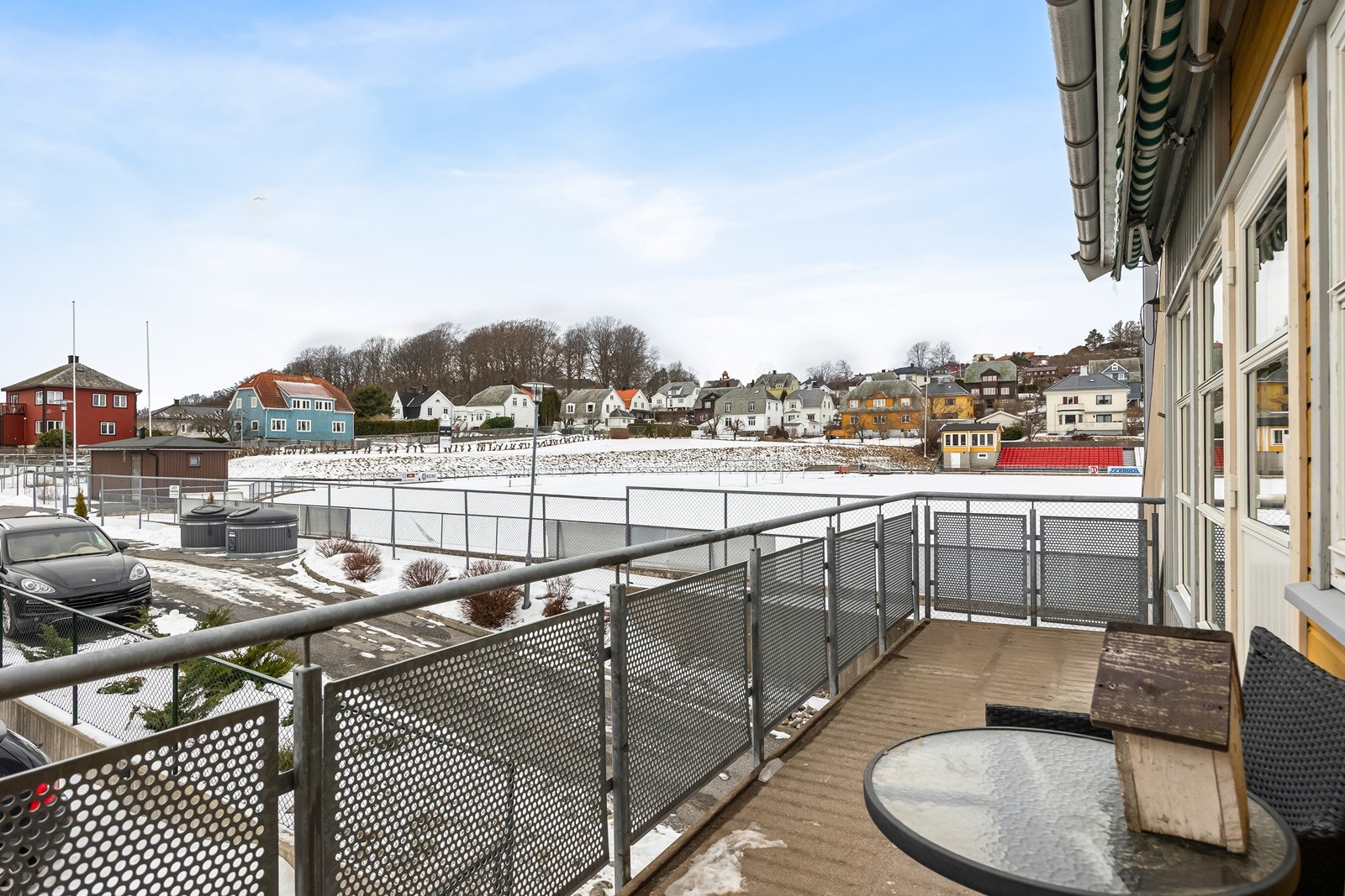 Fra balkongen har du gode solforhold og utsikt over Halden stadion Galleribilde