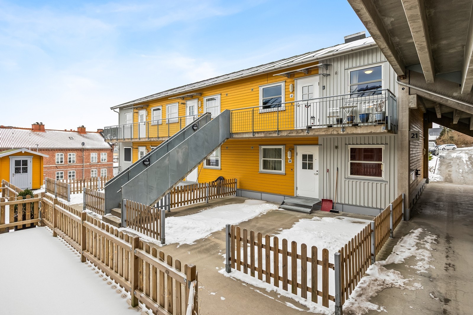 Adkomst til leiligheten skjer via trapp opp til felles svalgang. En ekstern bod på 5 m² medfølger. Galleribilde