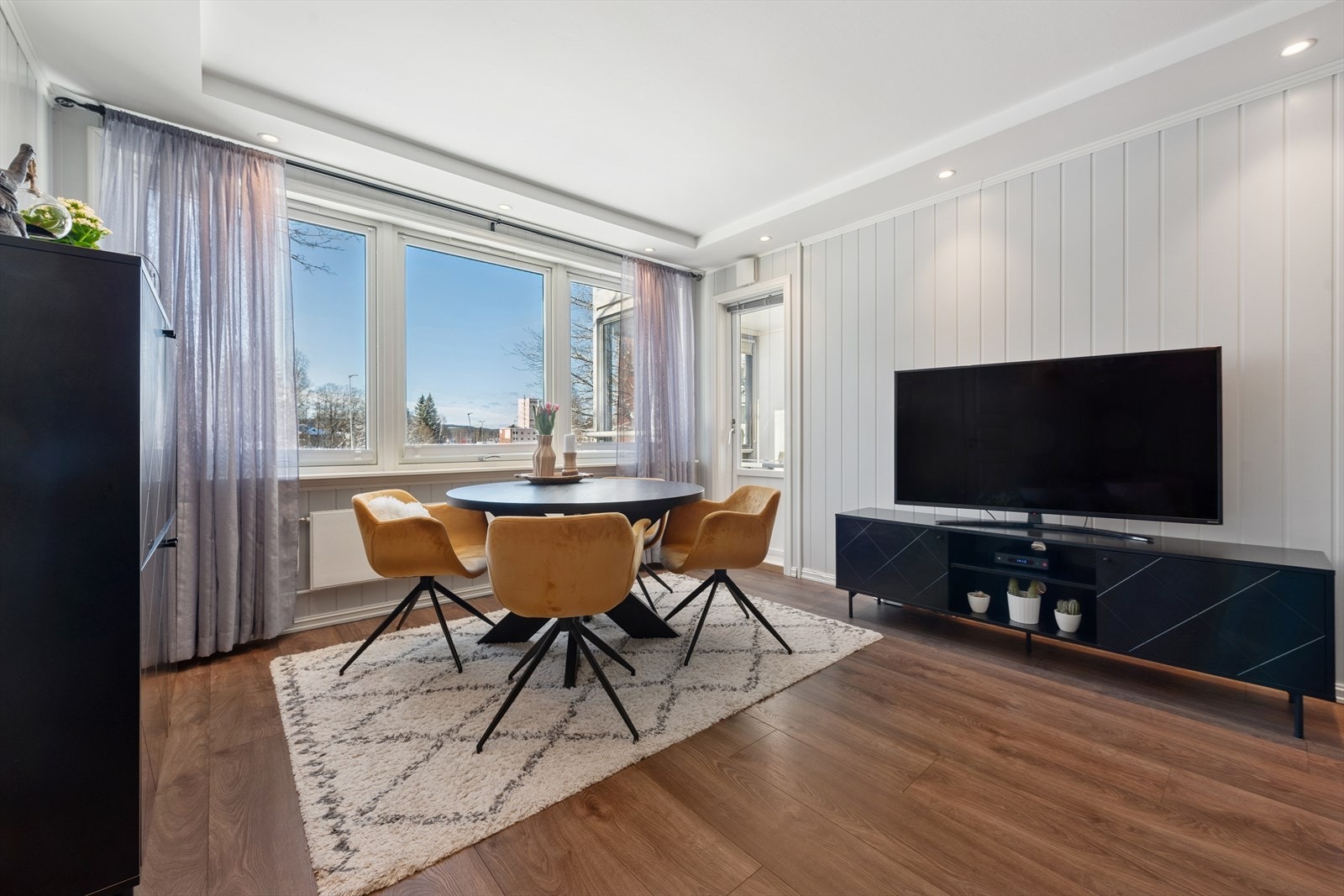 Fra stuen er det direkte utgang til en innglasset balkong på ca. 7,7 m². Galleribilde
