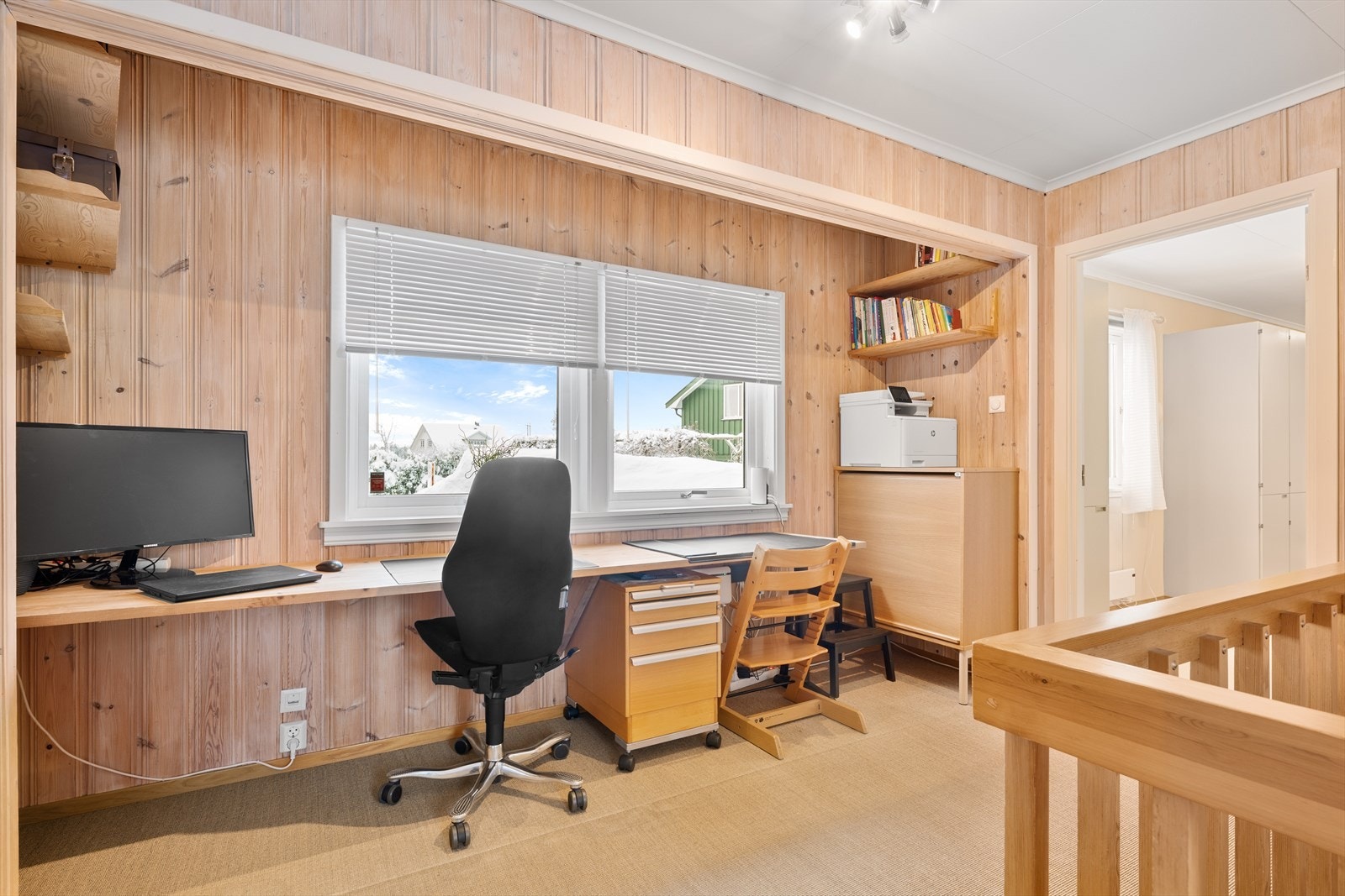 Mellomgang med kontorløsning Galleribilde