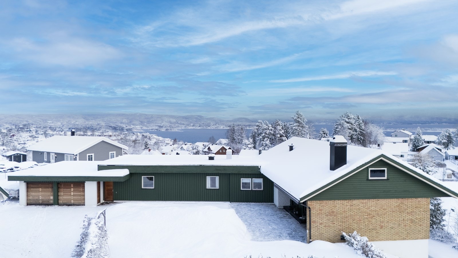 76 B - stor tomt med gode solforhold. Terrasseplatting ved inngangspartiet på ca 55 kvm Galleribilde
