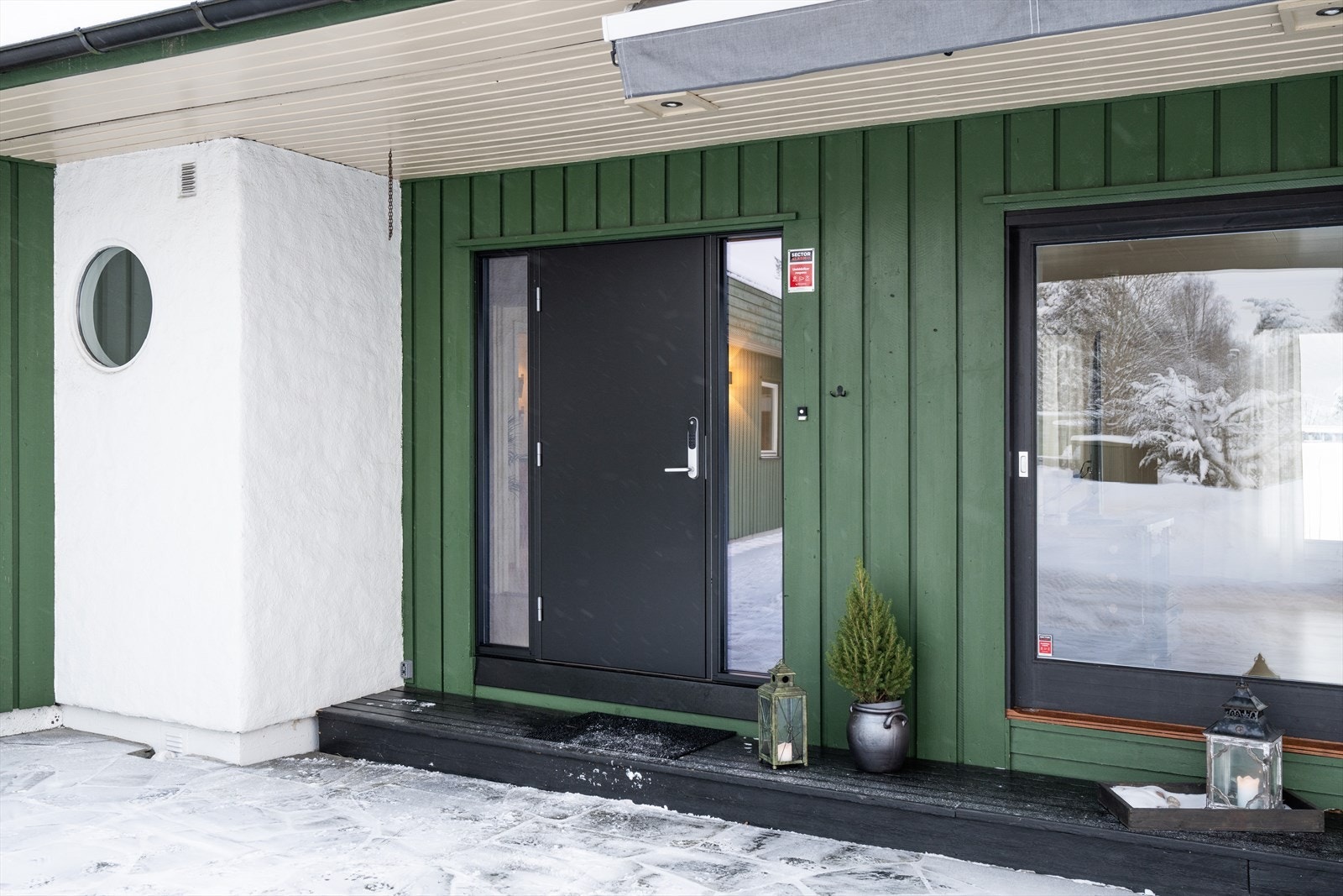 Hoveddøren var ny i 2024 og det er montert Yale Doorman (elektronisk dørlås) Galleribilde