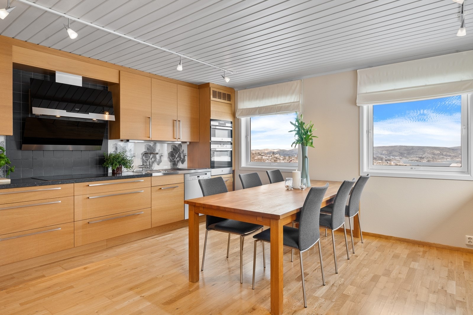 Hvitevarene består av kjøleskuffer, oppvaskmaskin, stekeovn, platetopp og kombiovn med mikro Galleribilde