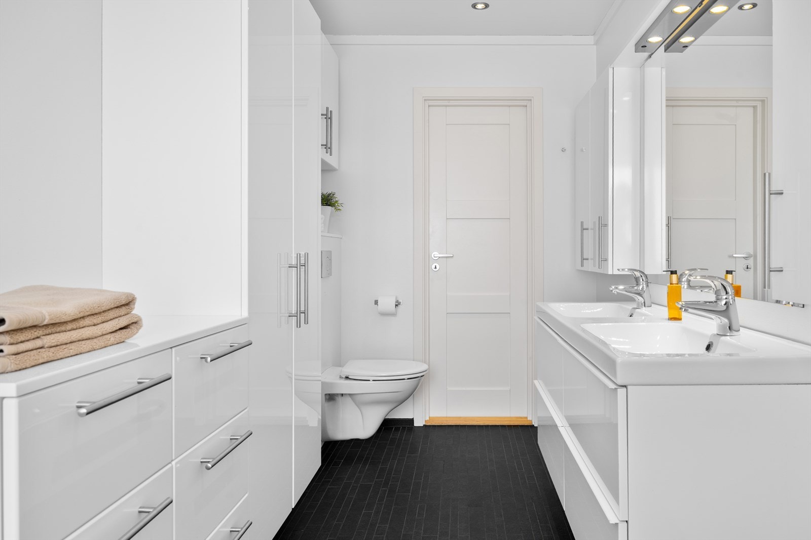 Her er det mye skapplass. Det er også flislagt gulv med varmekabler. Galleribilde