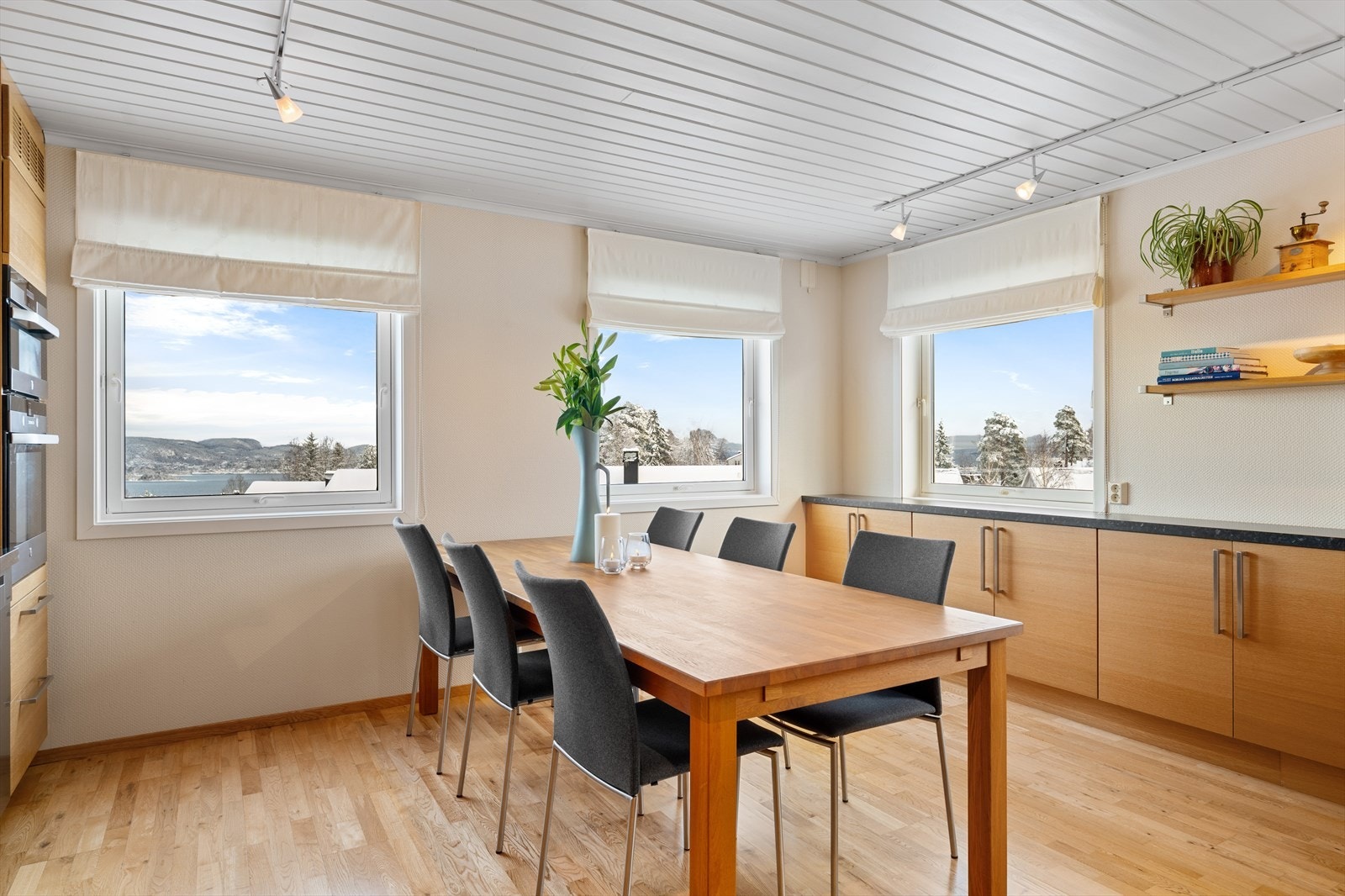 Det er god plass til kjøkkenbord. Her kan man nyte utsikten fra frokostbordet Galleribilde