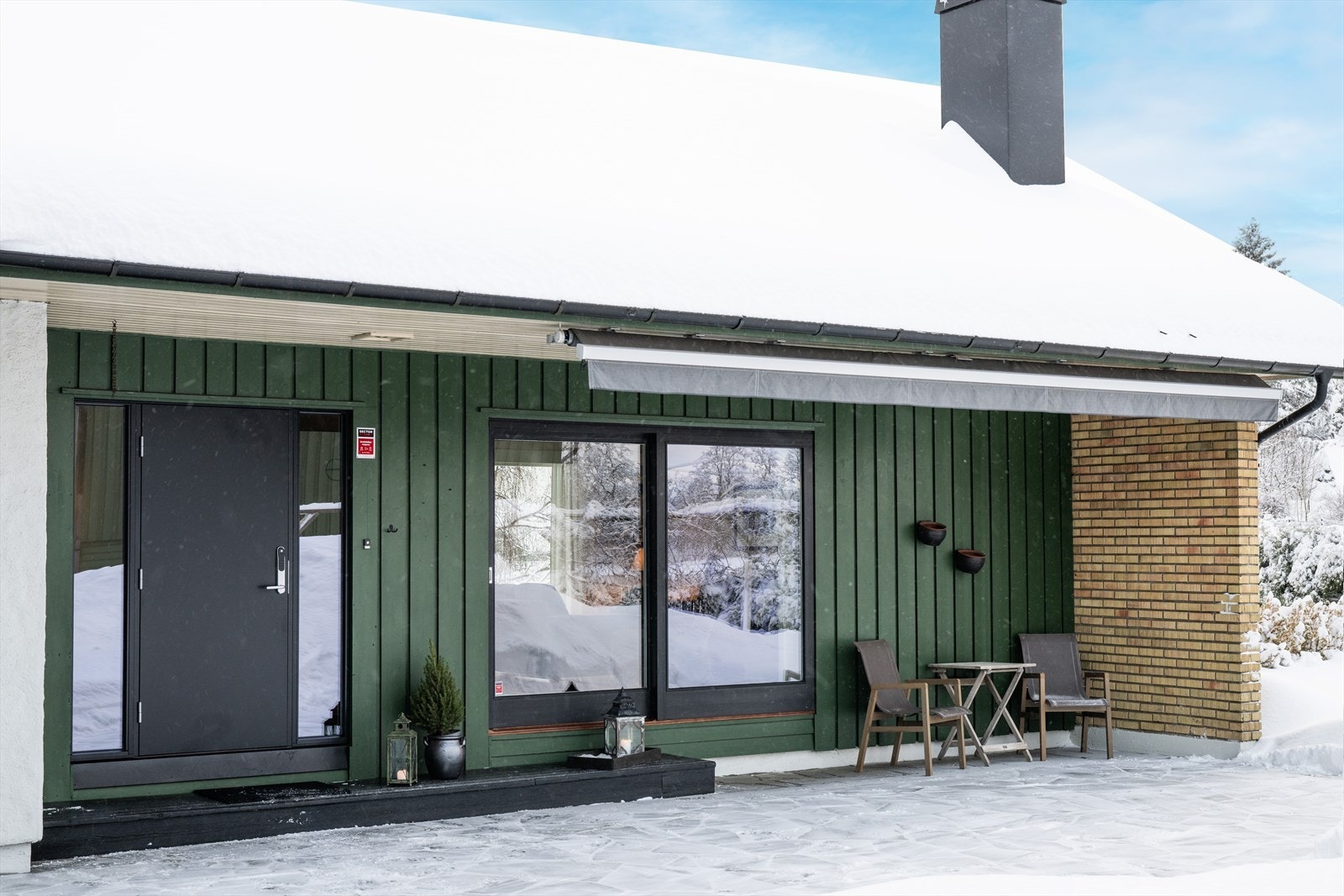 Koselig og solrik uteplass rett utenfor inngangsdøren. Galleribilde