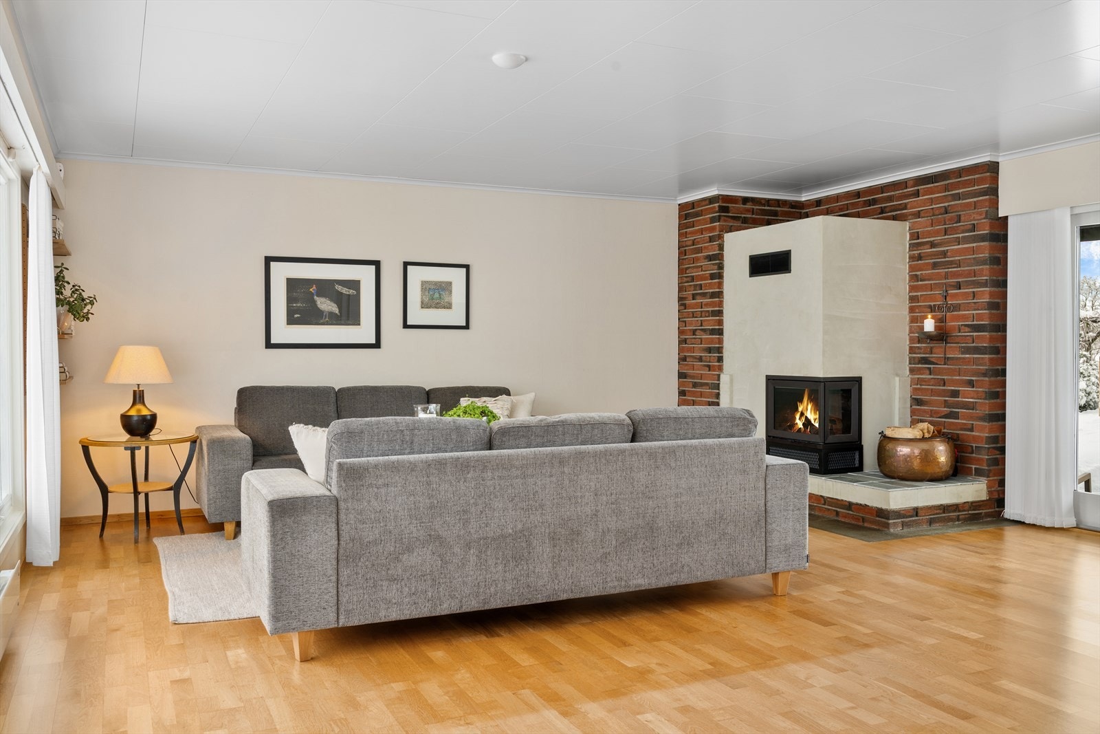 Stuen i hovedhuset har koselig peis fra 2016 Galleribilde