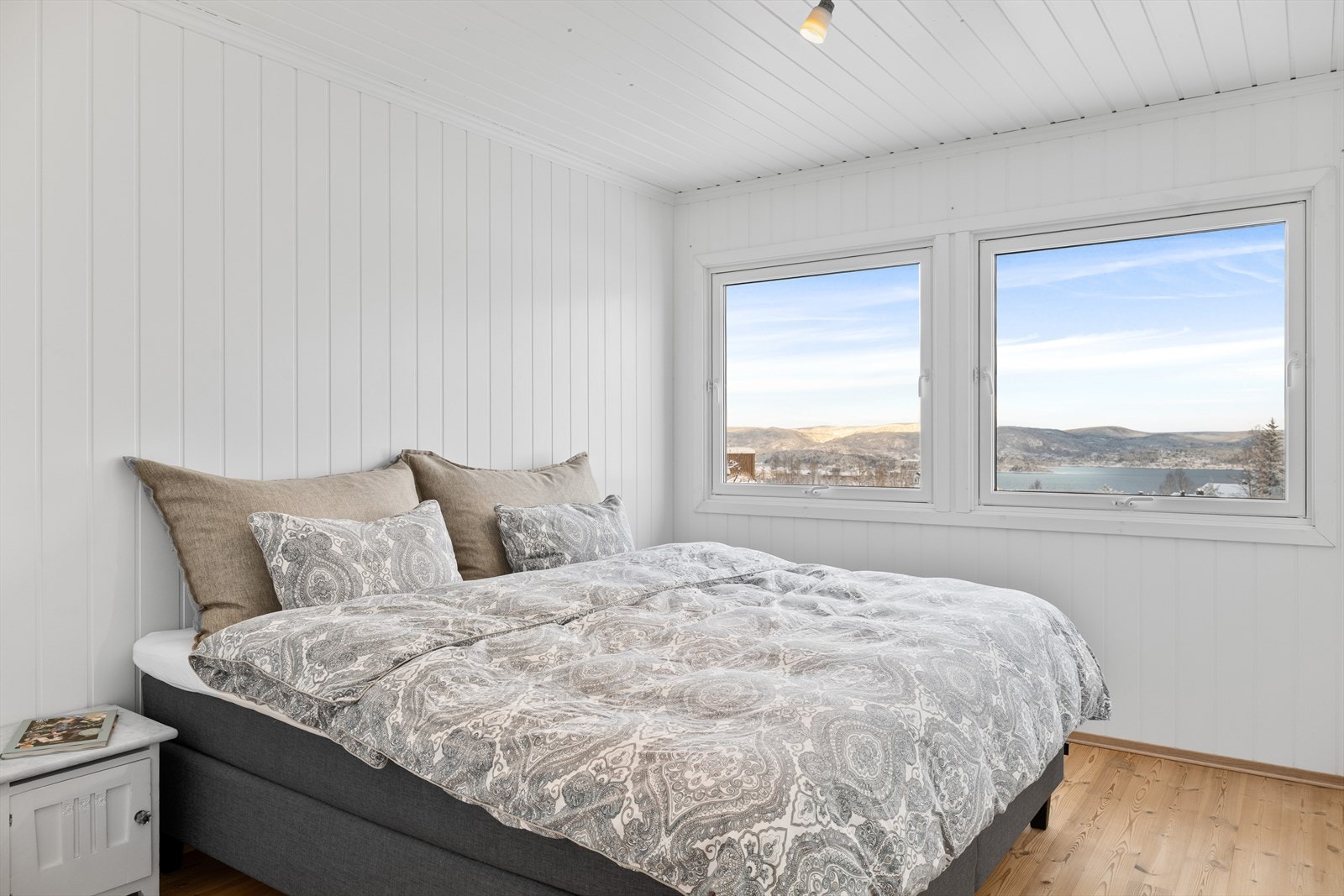 Lyst og trivelig soverom Galleribilde