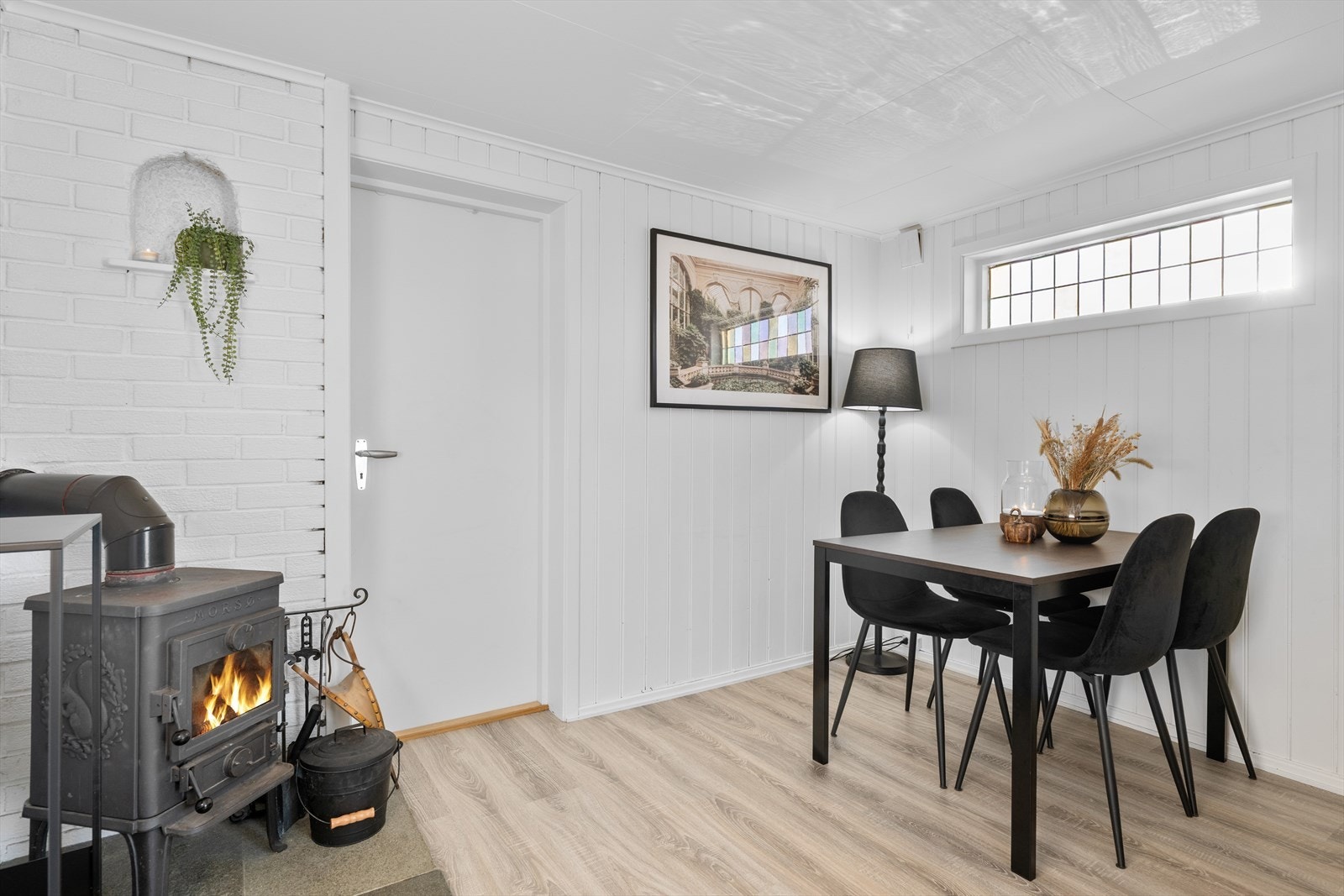 Koselig stue/spisestue med vedovn Galleribilde