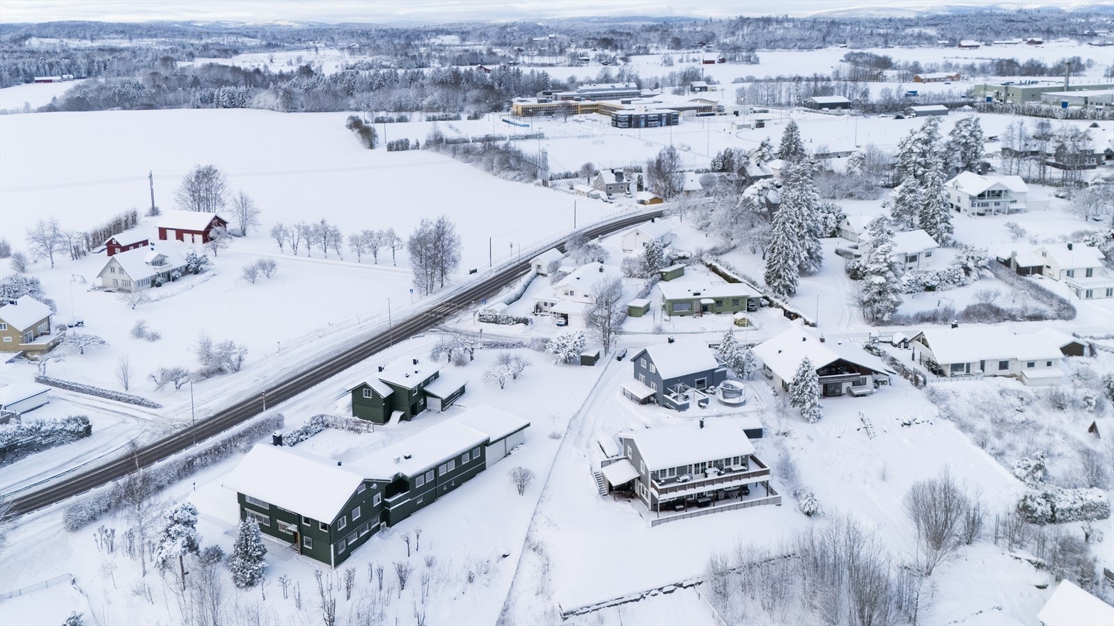 Det er kort vei til bl.a.: skole, barnehage og dagligvare. Flotte skiløyper rett utenfor døren vinterstid Galleribilde
