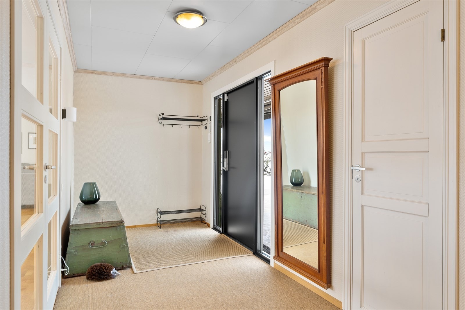 Romslig hall med god plass til å henge fra seg yttertøy Galleribilde