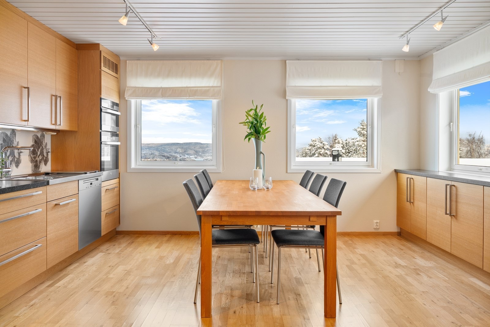 Mye skap - og benkeplass Galleribilde