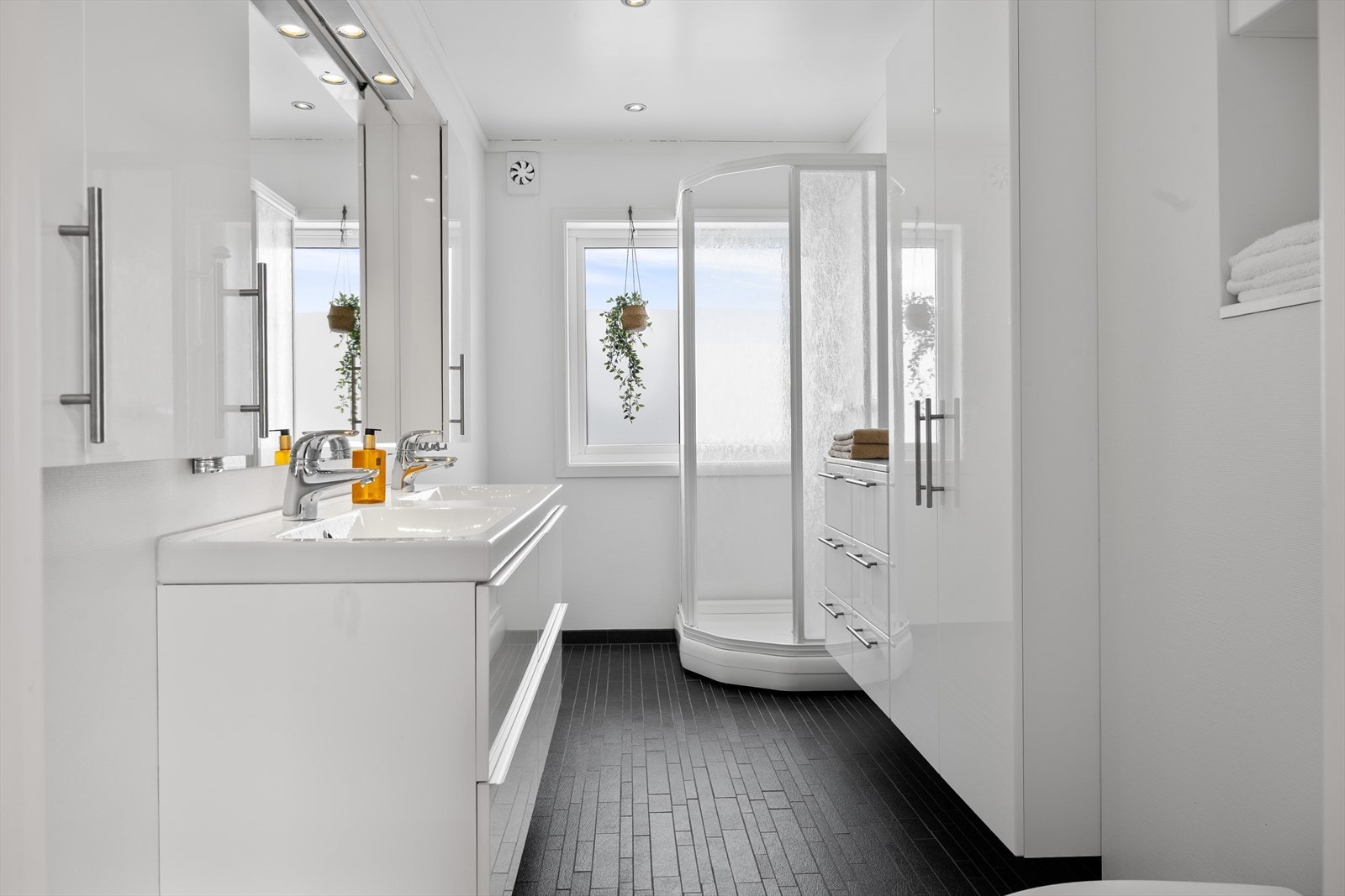 Lekkert og tidløst bad med dusjkabinett, innredning m/dobbel vask og vegghengt wc Galleribilde