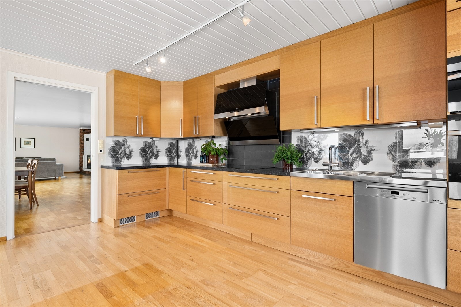 I boligen er det ett stort og lekkert kjøkken med integrerte hvitevarer Galleribilde