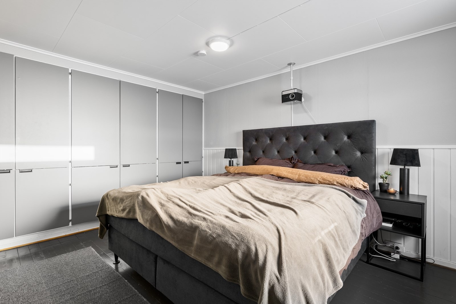 Soverom med mye skapplass Galleribilde