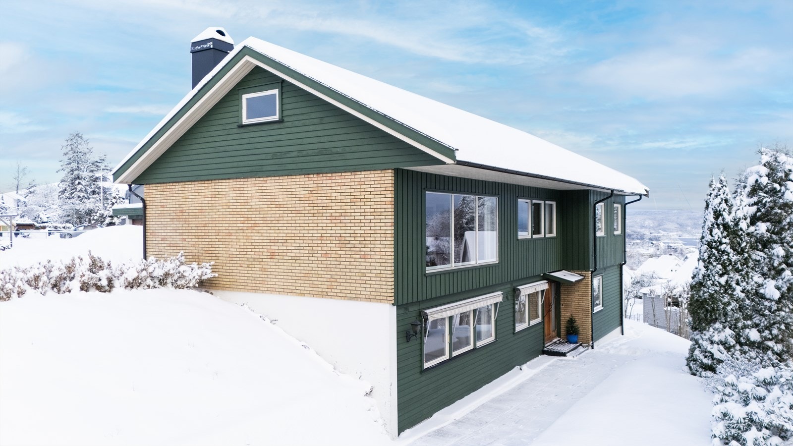 Av nyere dato er takstein fra 2021 (foruten garasjetak) Galleribilde