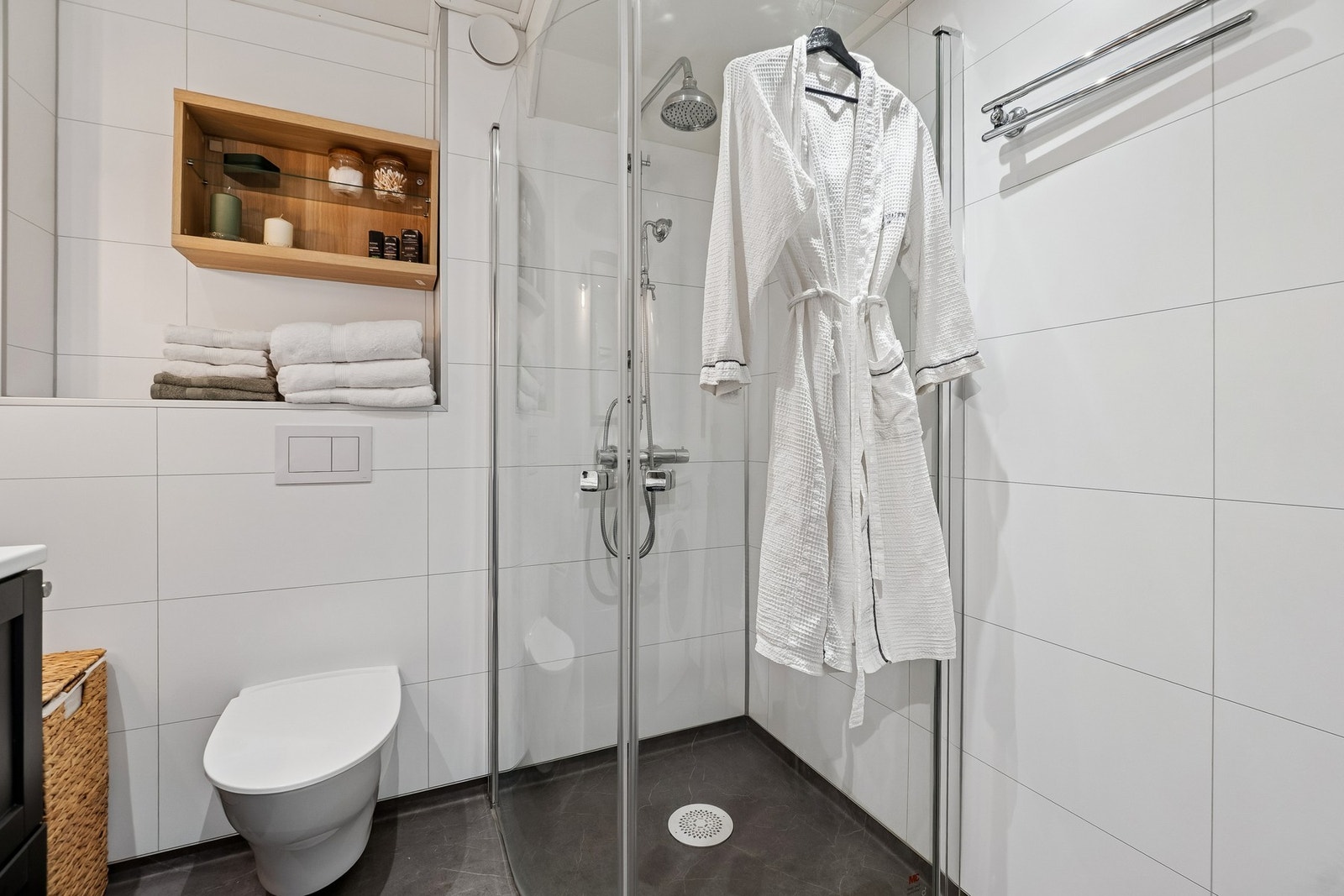 Av sanitærutstyr finner man opplegg for vaskemaskin, et vegghengt toalett, dusjsone og servant med tilhørende innredning. Galleribilde