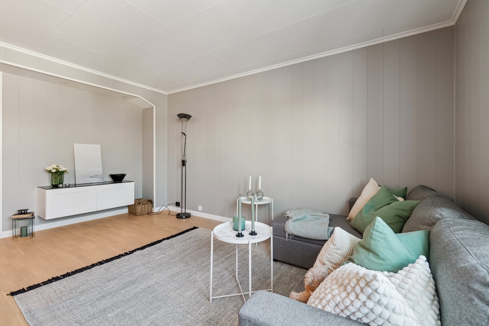 Stuen har lyse farger på veggene som står pent i stil med det trefargede gulvet. Galleribilde