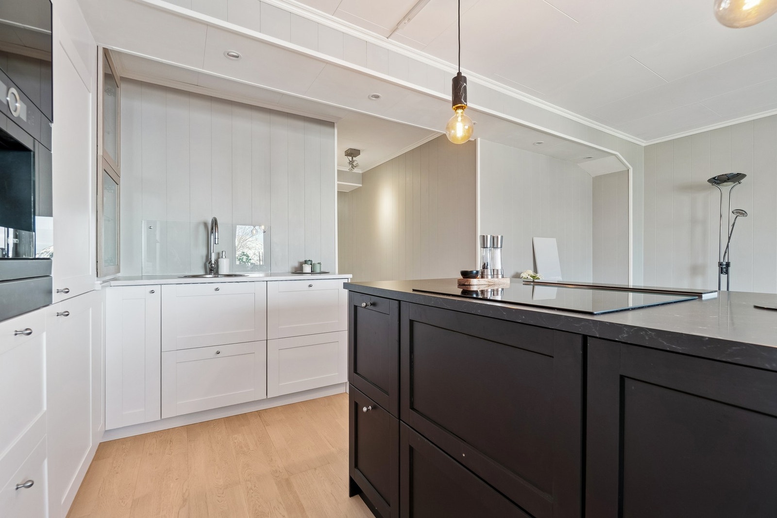 Kjøkkenet er utformet med innredning på to vegger og en kjøkkenøy, slik at du har rikelig med benk- og oppbevaringsplass. Galleribilde