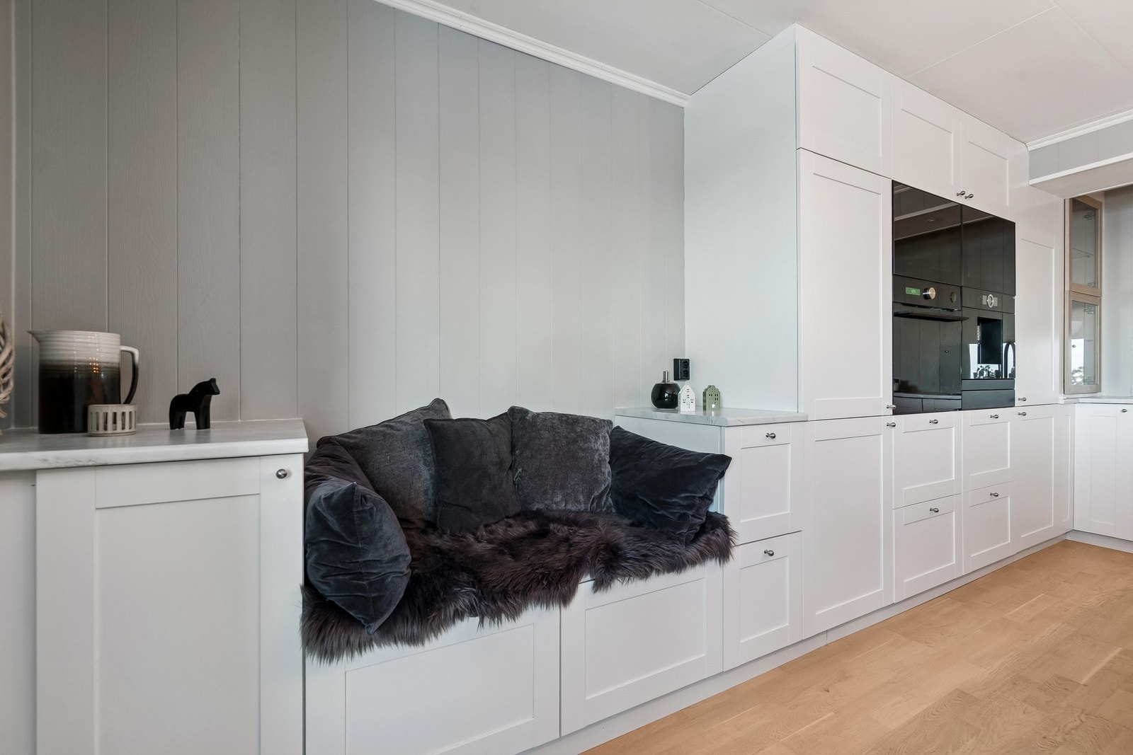 Kjøkkeninnredningen er fra IKEA (2022). Galleribilde