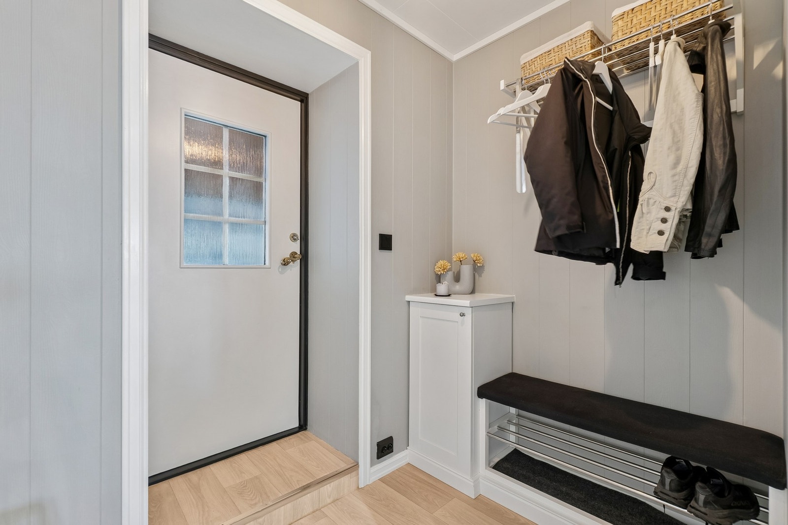 Inn til boligen finner du et praktisk vindfang hvor du har plass til en enkel innredning, før du kommer videre inn i en gang med ytterligere plass for garderobeløsninger. Galleribilde