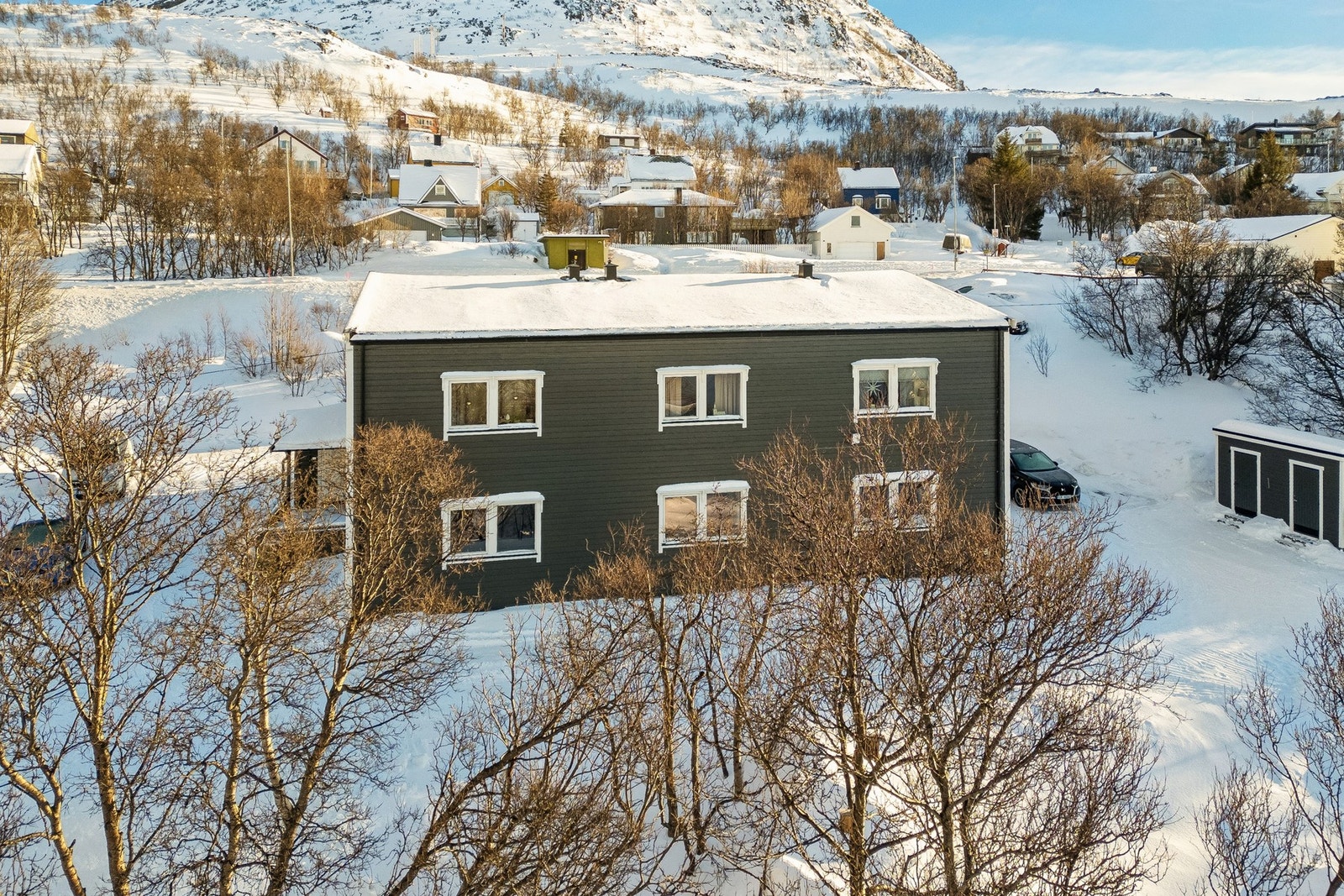 Boligen har også egen utvendig bod for ytterligere praktisk oppbevaring. Galleribilde