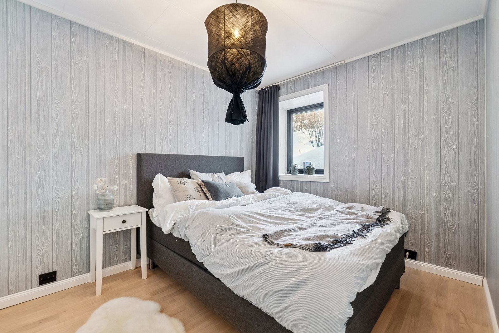 Boligen har et meget romslig soverom som er trukket bak i boligen i tilknytning til inngangspartiet. Galleribilde