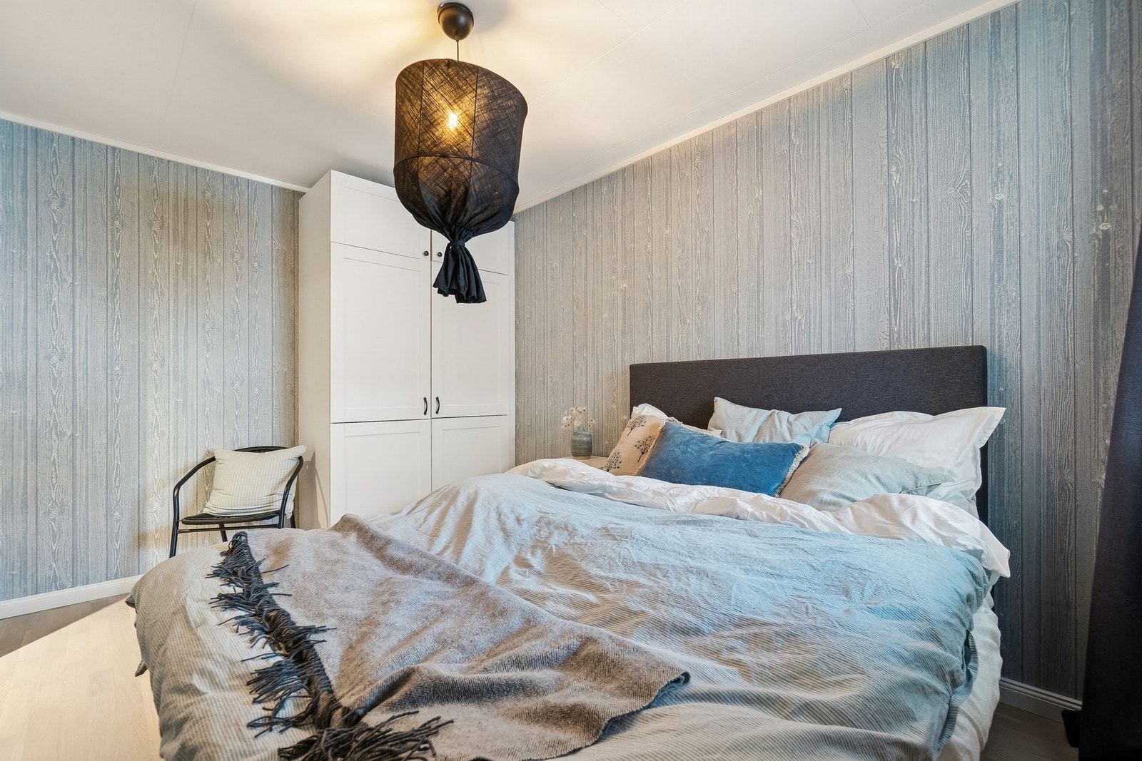 Soverommet gir god plass for dobbeltseng og øvrig innredning. Galleribilde