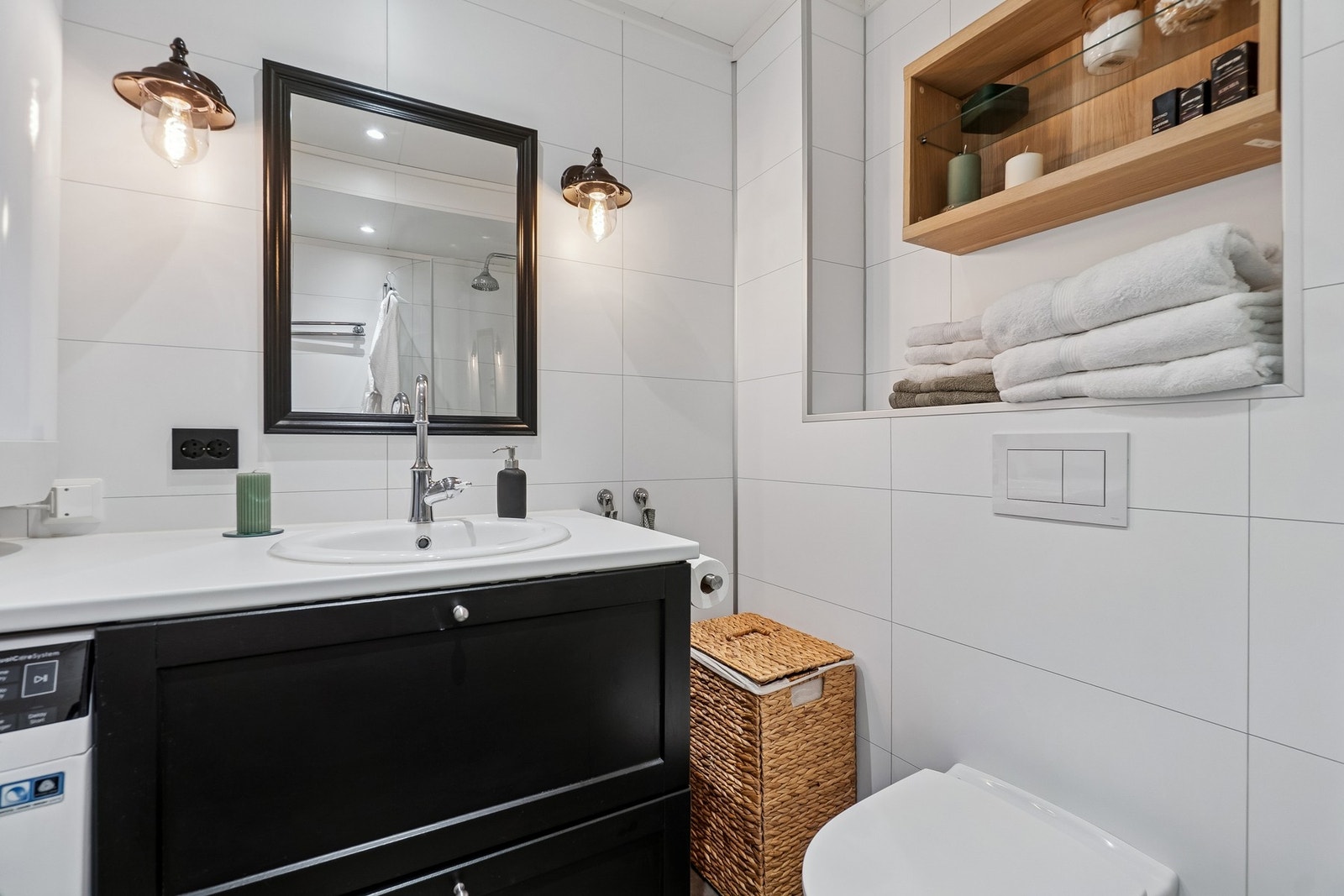 Leilighetens bad ligger vegg-i-vegg med boligens soverom, og ble også modernisert i 2022. Galleribilde