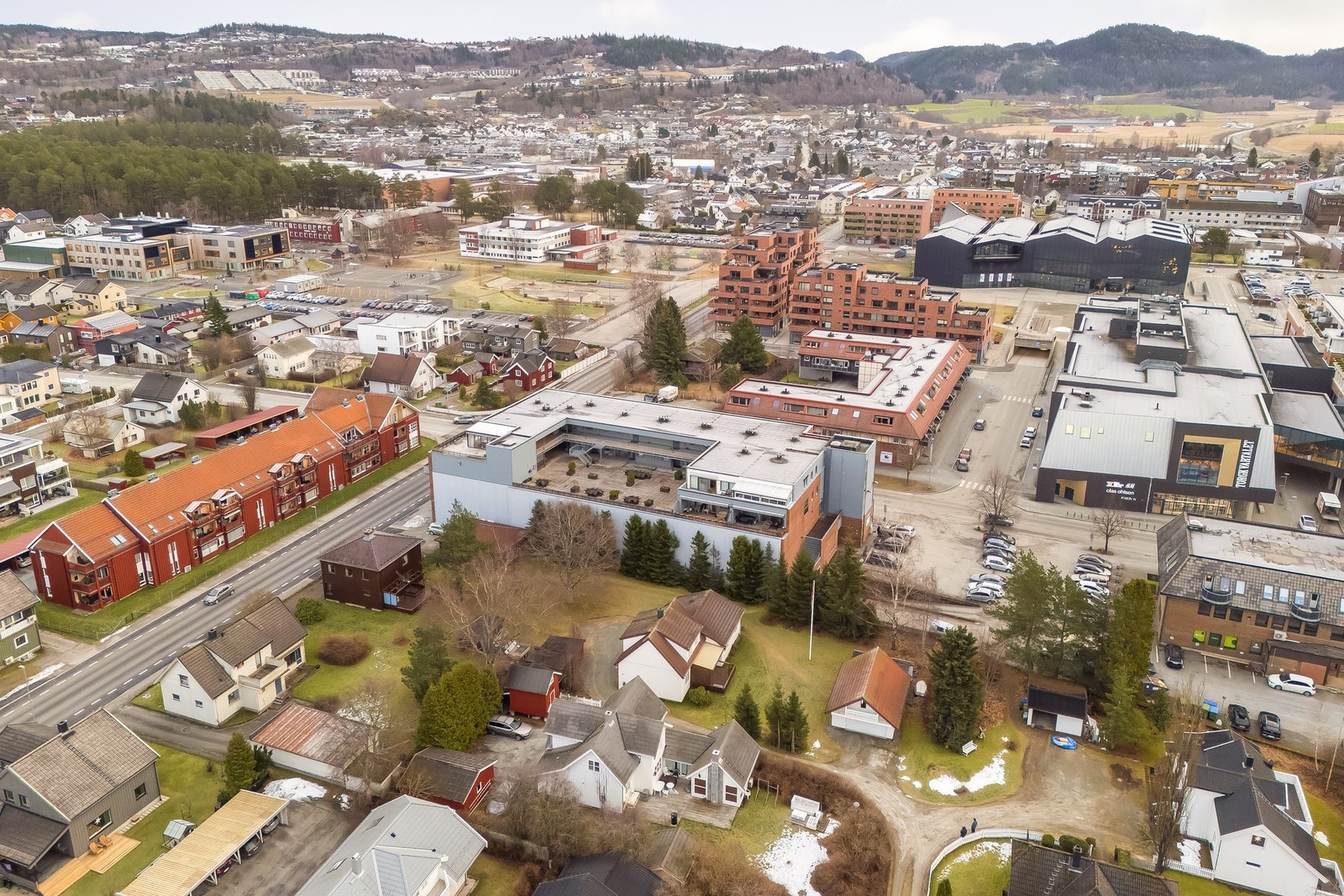 Dette området tilhører skolekretsen på Halsen barneskole og Stokkan ungdomsskole. Skoleveien er trygg og innen gangavstand fra boligen ved bruk av gang- og sykkelveg. Ole Vig vgs ligger også like ved. Galleribilde