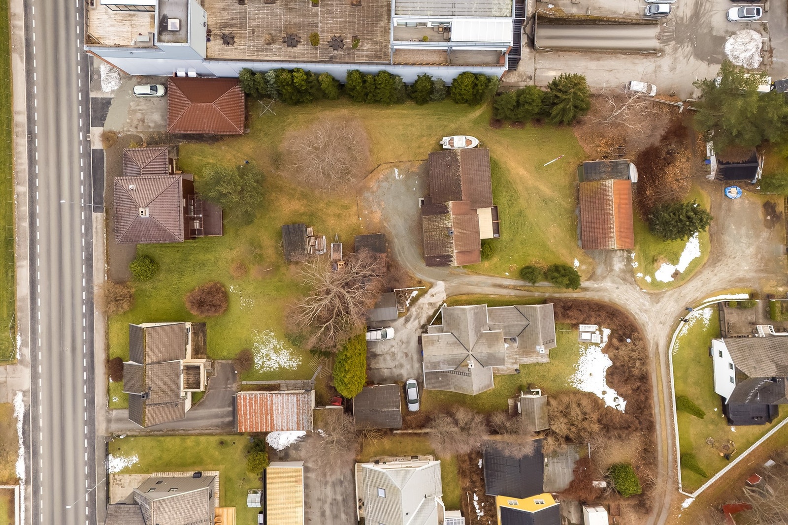 Huset grenser til Torgvegen 8C som også er for salg, og disse to eiendommen har tilsammen nesten 2,5 mål tomt. Galleribilde