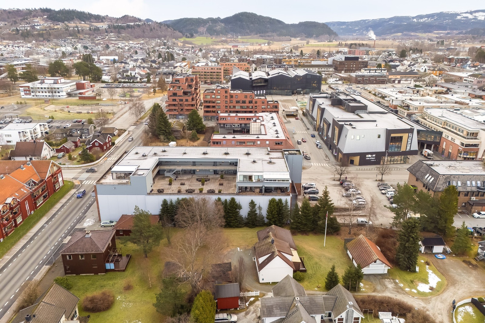 Eiendommen har en svært sentral beliggenhet med nærhet til en rekke fasiliteter i Stjørdal sentrum. Her finnes dagligvare, shoppingsenter med butikker, frisør, apotek og vinmonopol. Galleribilde