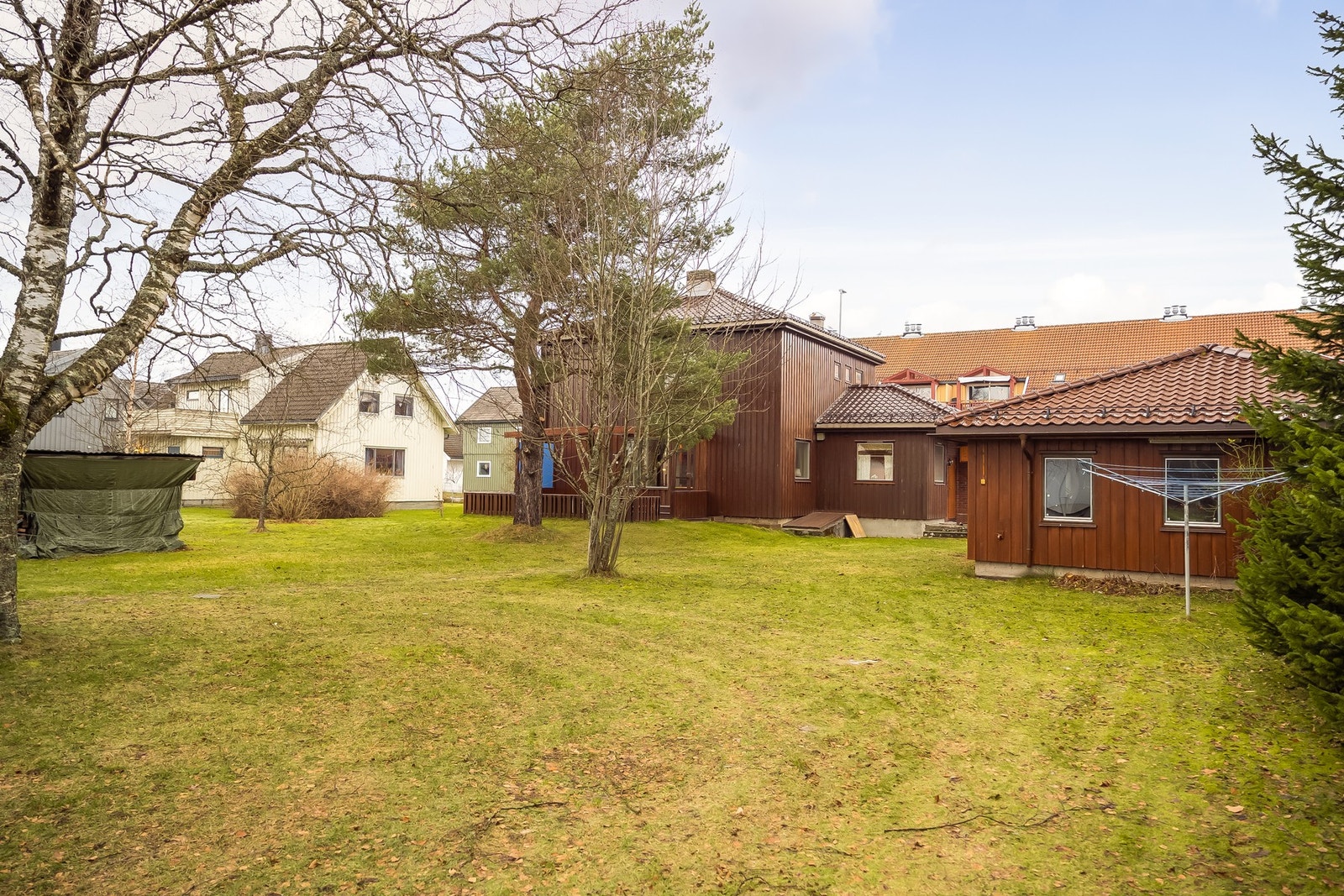 Huset er på 225 kvm. Det følger også en nyere dobbelgarasje. Galleribilde